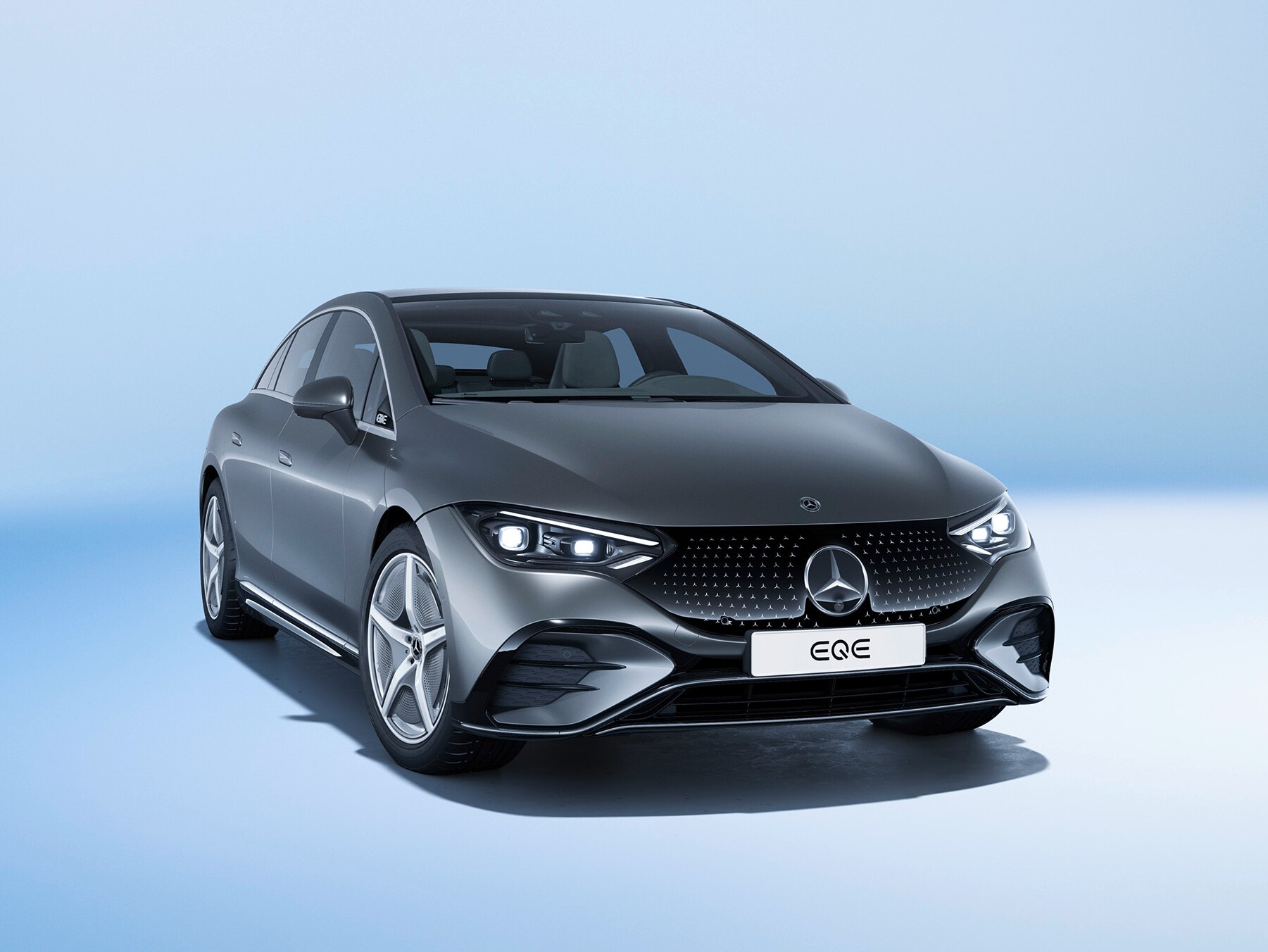 Mercedes-Benz EQE Sedan på blå bakgrund