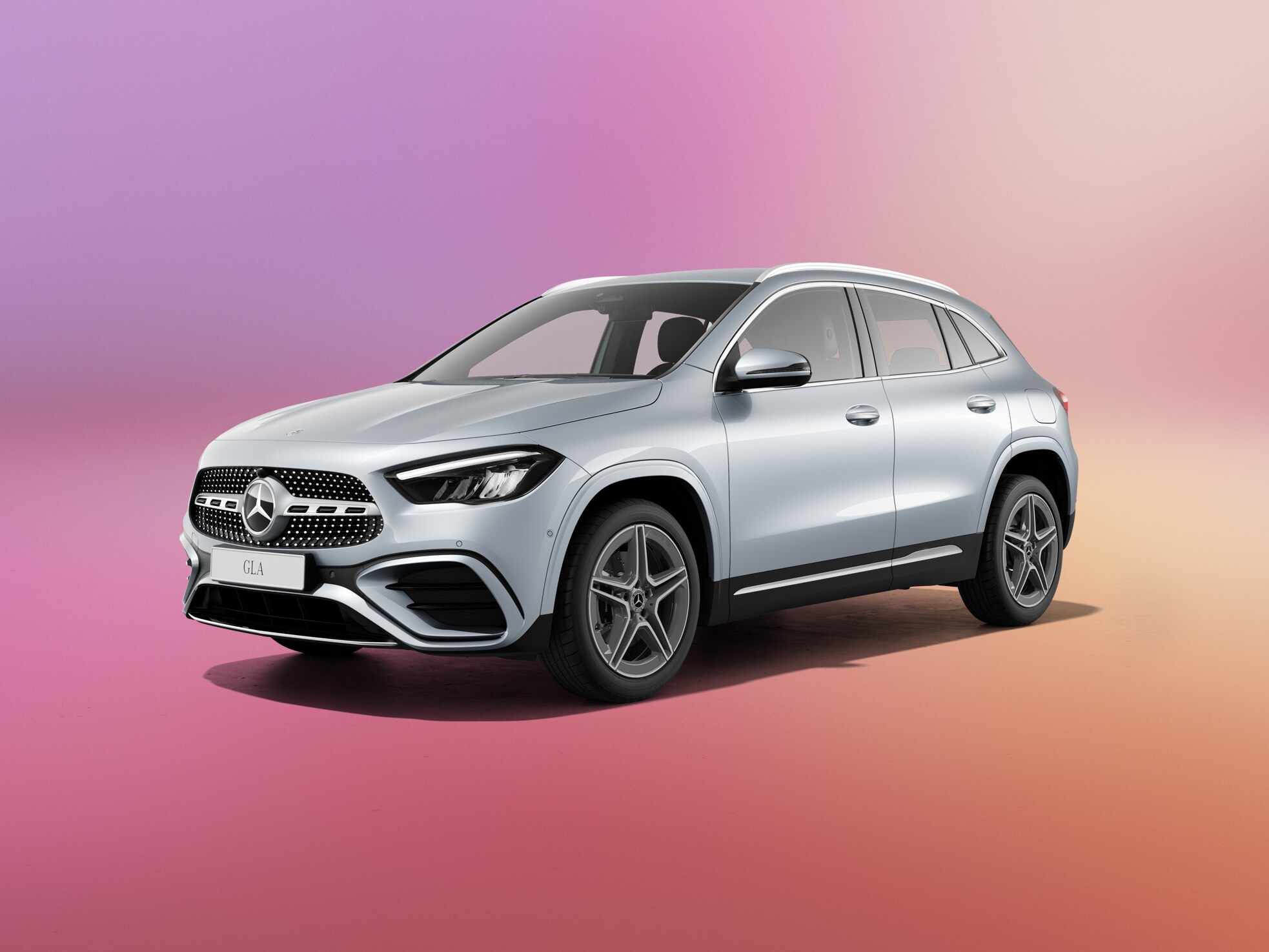 En silvrig Mercedes-Benz GLA sedd från sidan mot färgglad bakgrund.