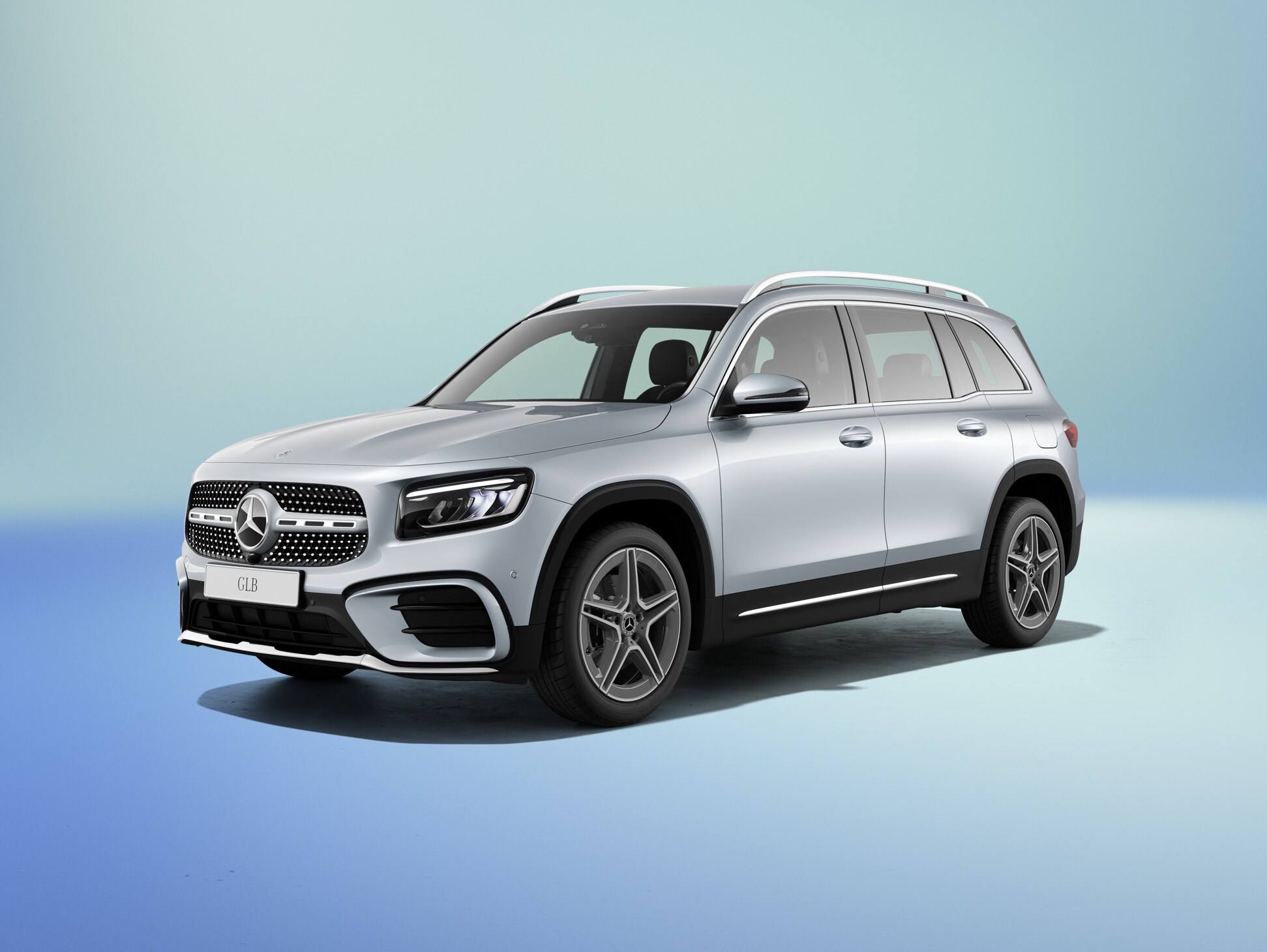 En silvrig Mercedes-Benz GLB sedd från sidan mot färgglad bakgrund.