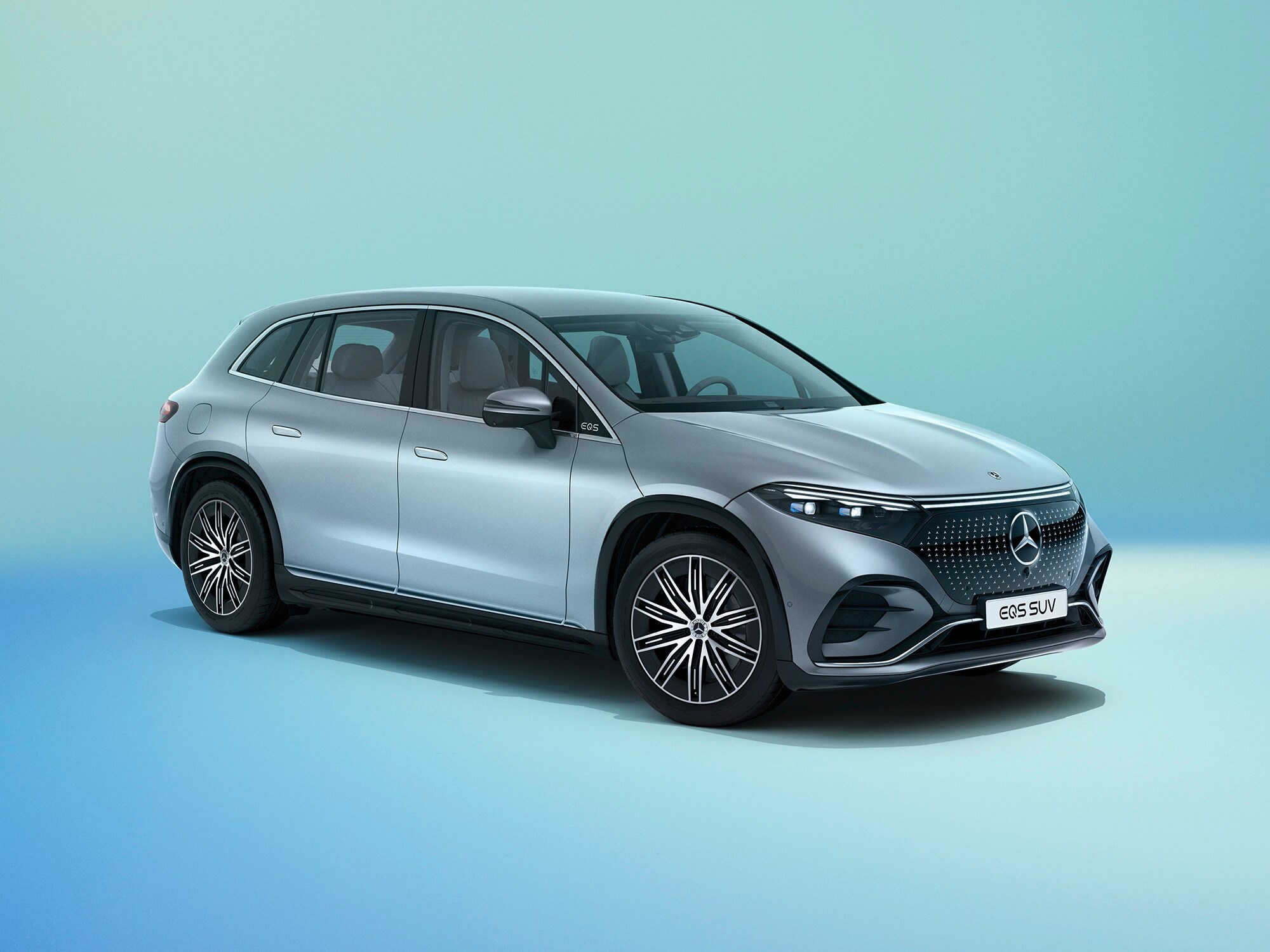 En Mercedes-Benz EQS SUV sedd snett från sidan