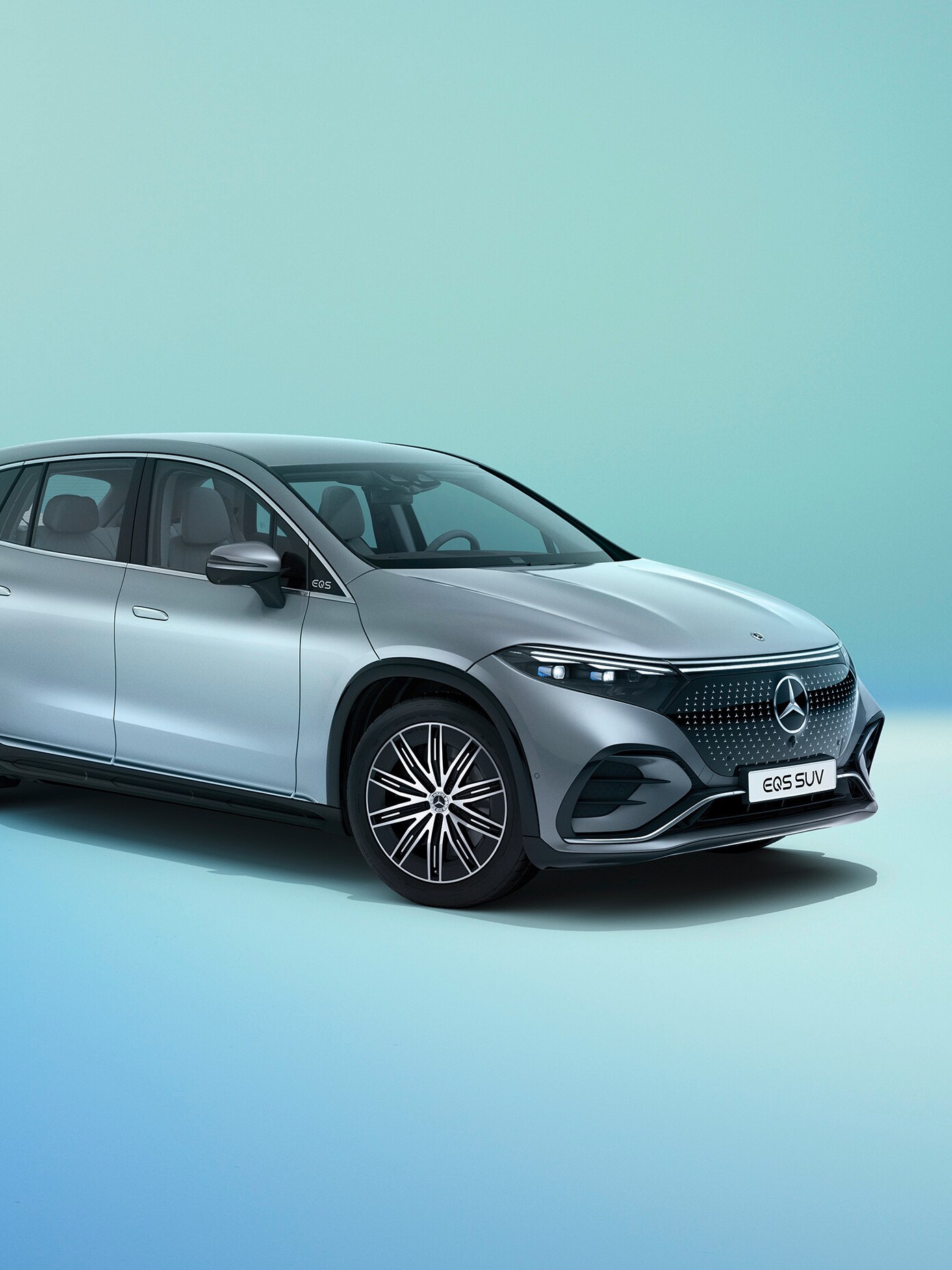 Mercedes-Benz EQS SUV på färgglad bakgrund