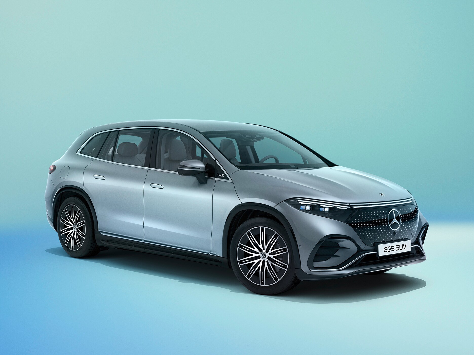 Mercedes-Benz EQS SUV på färgglad bakgrund