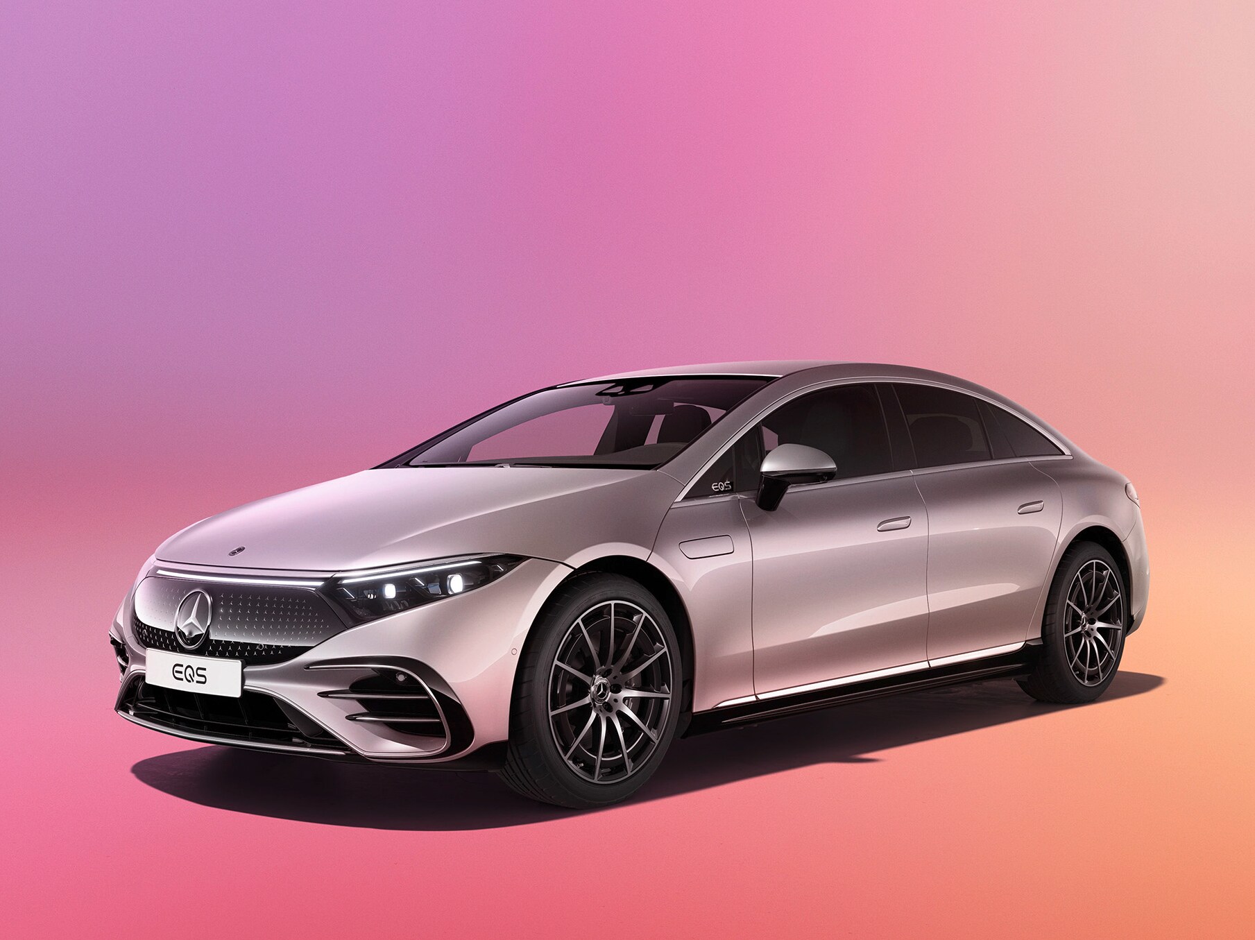 Mercedes-Benz EQS Sedan på färgglad bakgrund