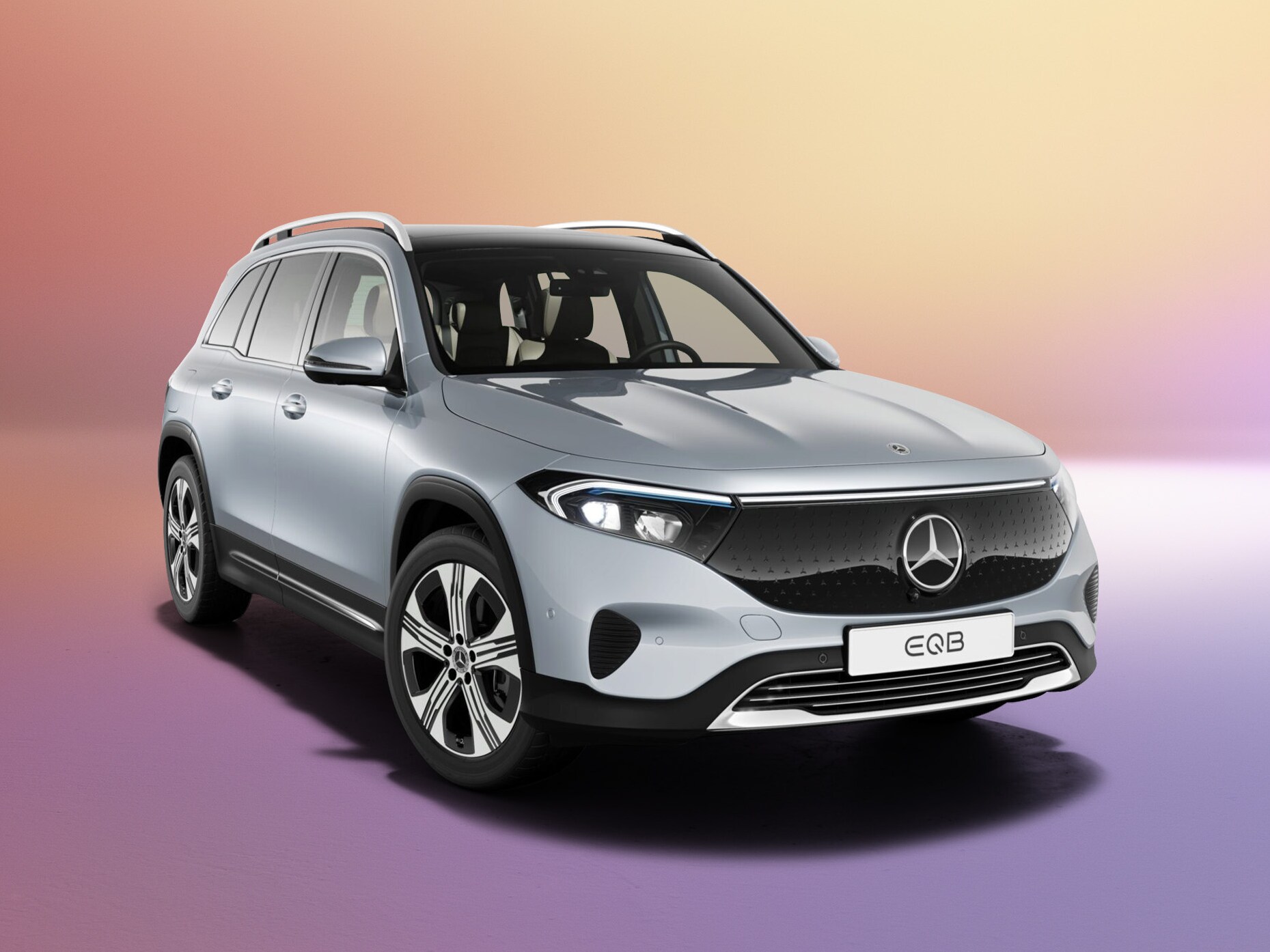 Mercedes-Benz EQB SUV på skiftande ljus bakgrund