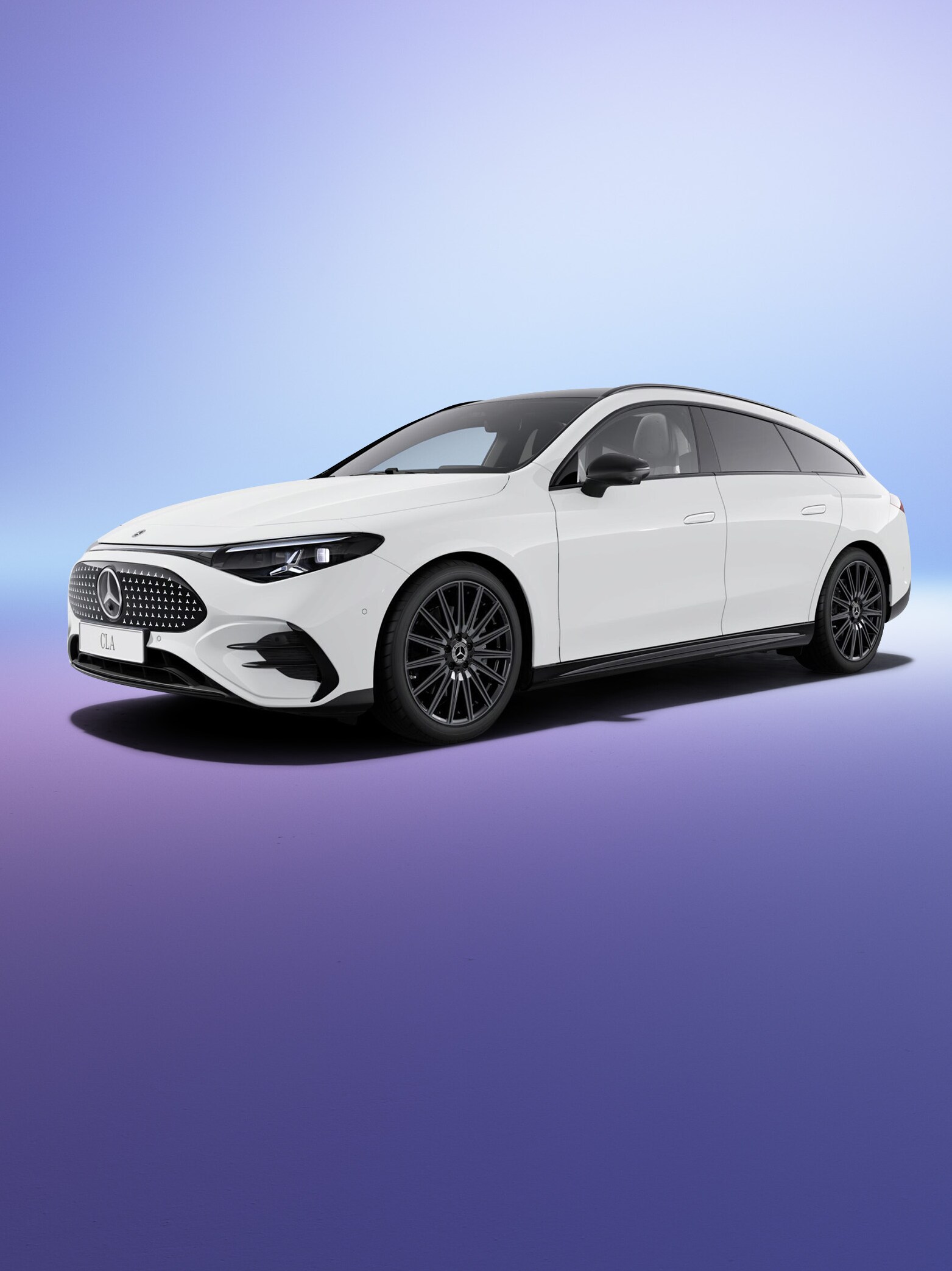 Vit Mercedes-Benz CLA Shooting Brake med EQ Technology sedd snett framifrån