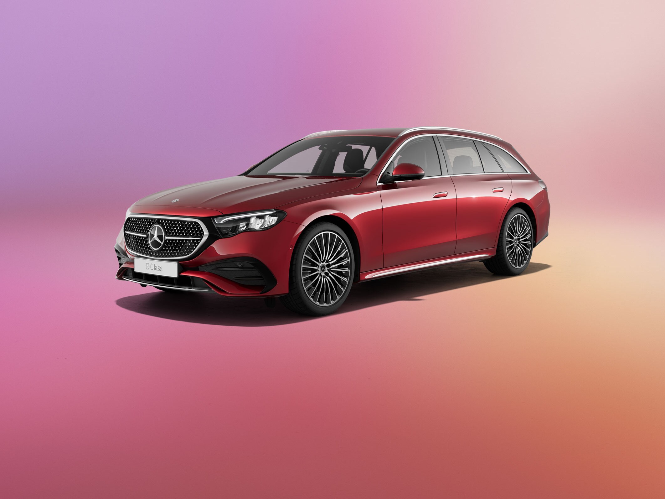 Mercedes-Benz E-Klass Kombi sedd snett framifrån på färgglad bakgrund