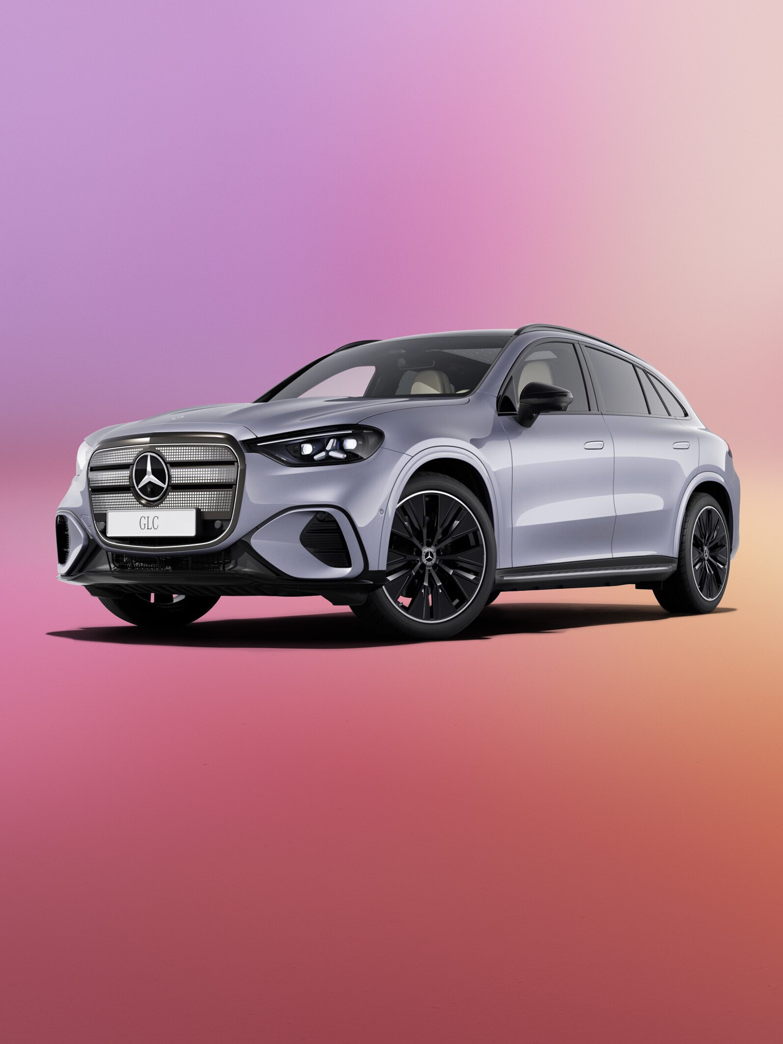 Silverfärgad Mercedes-Benz GLC with EQ Technology sedd snett framifrån