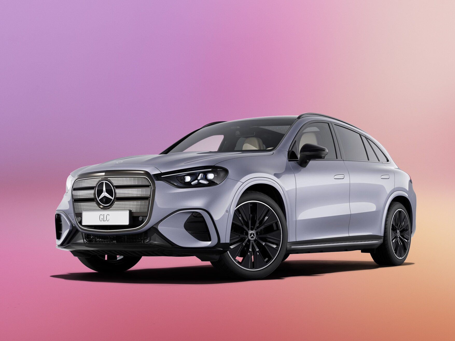 Silverfärgad Mercedes-Benz GLC with EQ Technology sedd snett framifrån