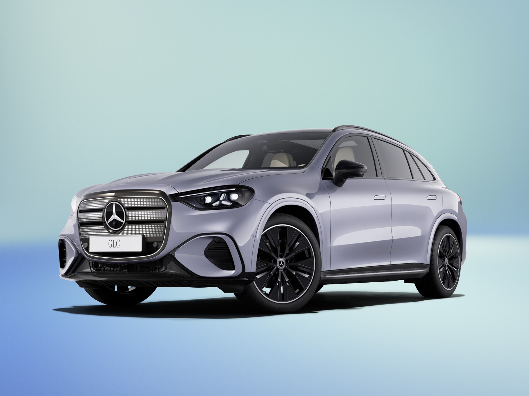 Mercedes-Benz GLC with EQ Technology på ljusblå bakgrund