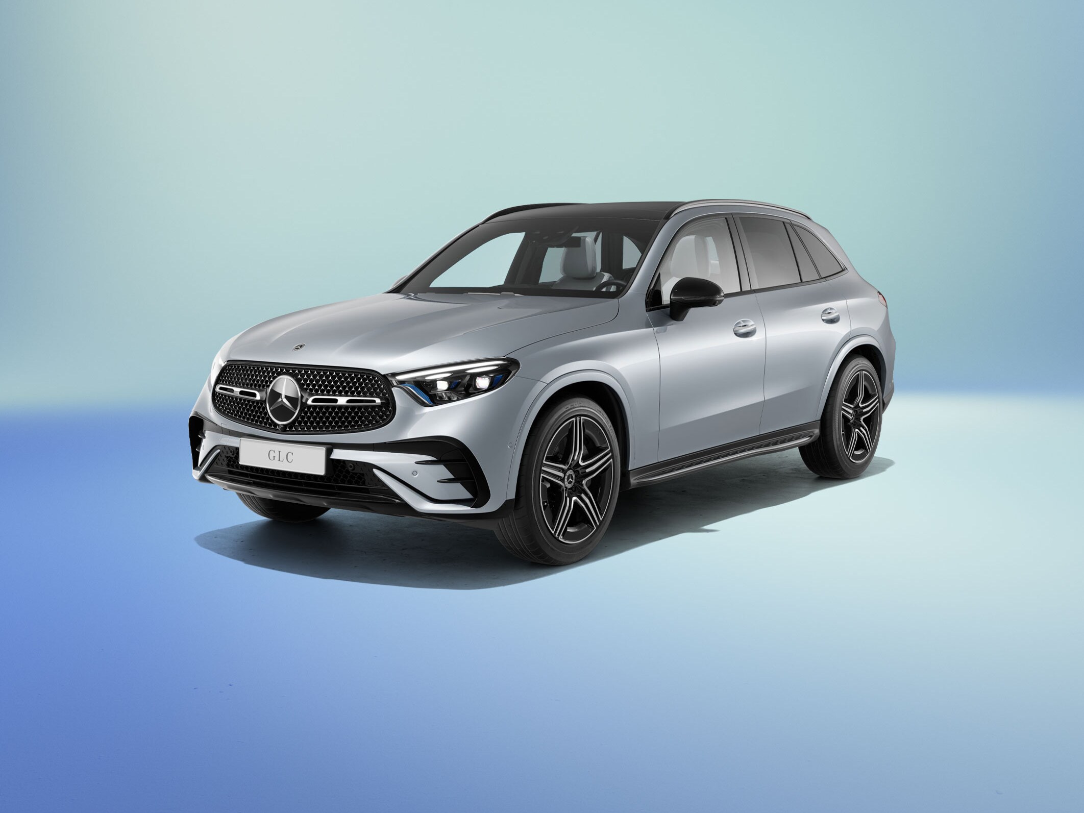 Mercedes-Benz GLC SUV sedd snett framifrån på färgglad bakgrund