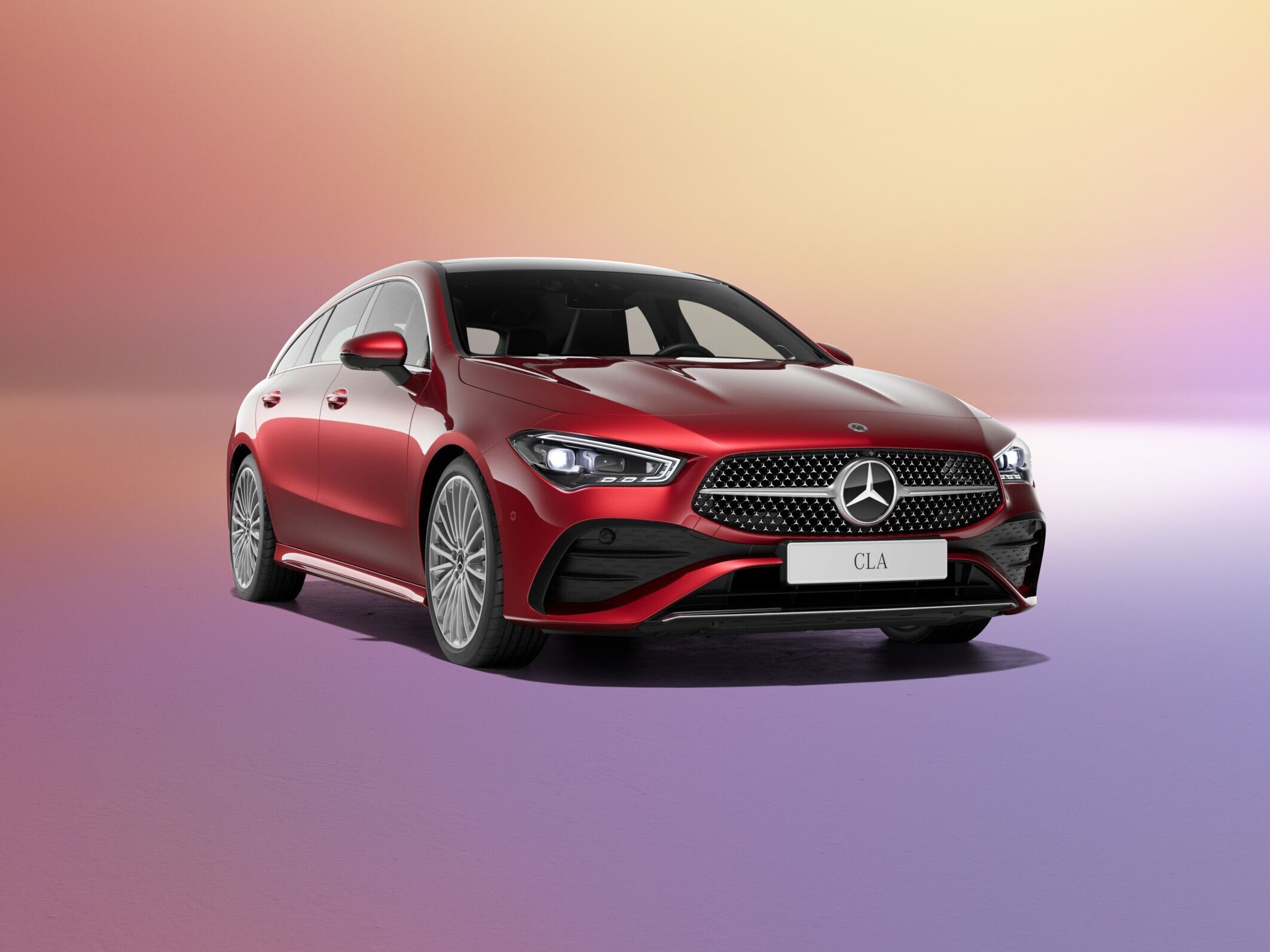Röd Mercedes-Benz CLA Shooting Brake sedd framifrån mot färgglad bakgrund.
