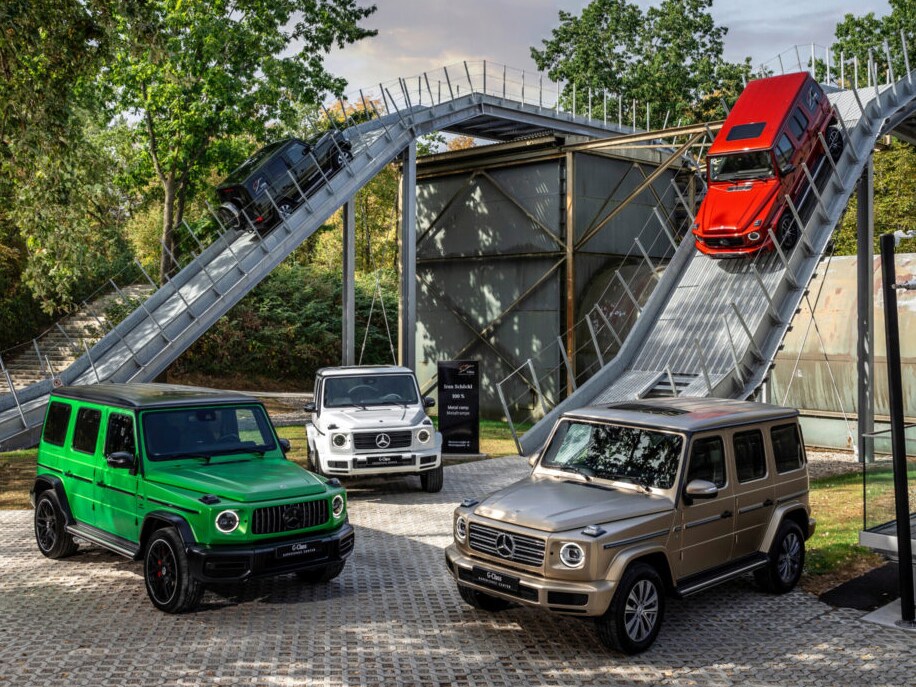 Fyra olika Mercedes-Benz G-Klass står i en testpark