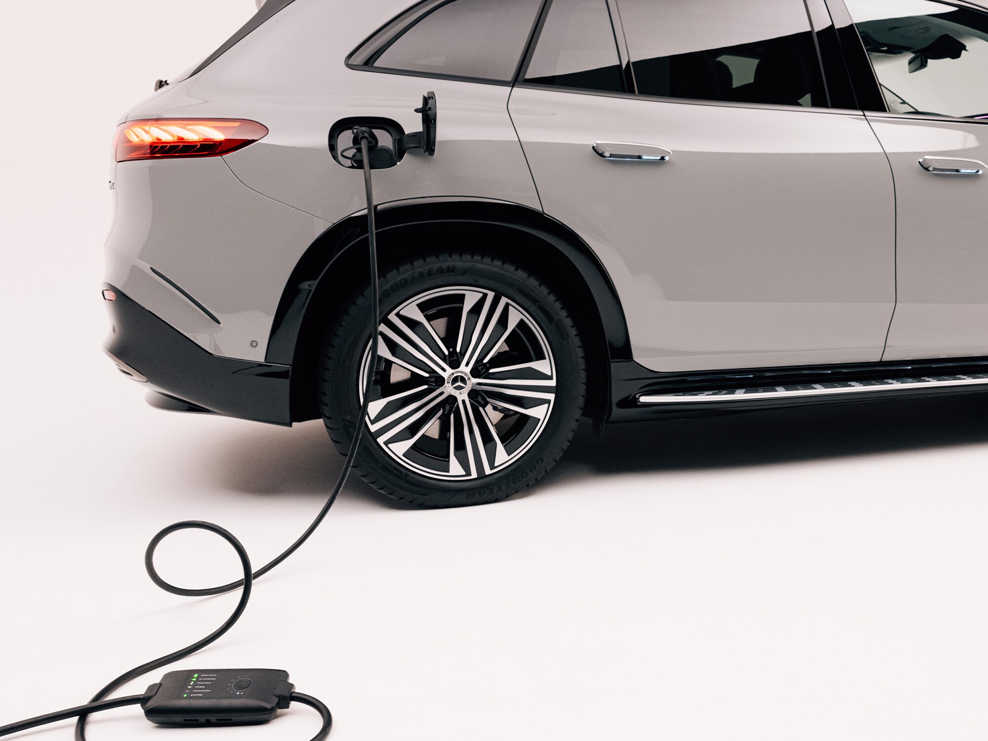En Mercedes-Benz EQA laddas via kabeln för flexibel laddning.