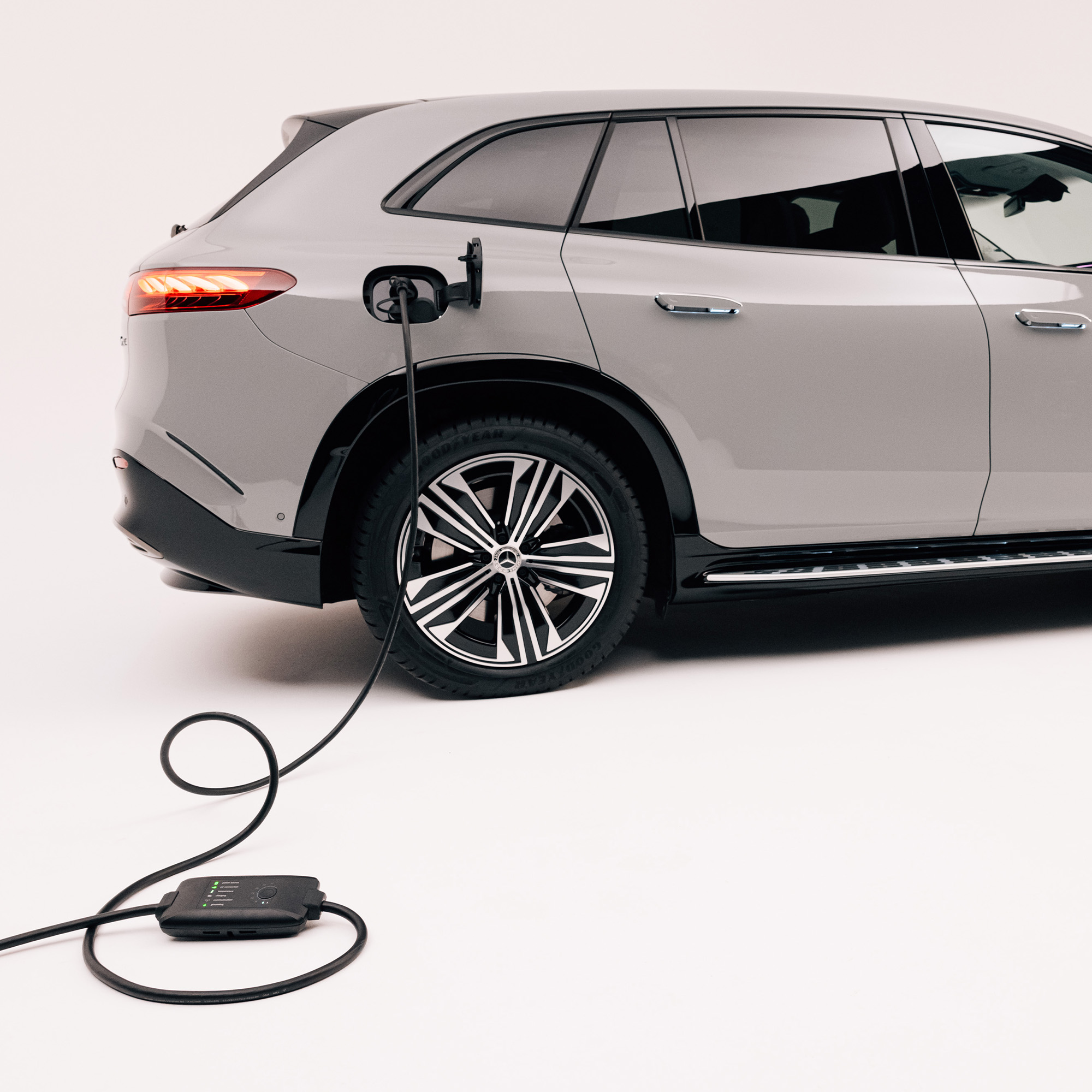 Mercedes-Benz Flexibel laddning | Mercedes-Benz En Mercedes-Benz EQA laddas via kabeln för flexibel laddning.