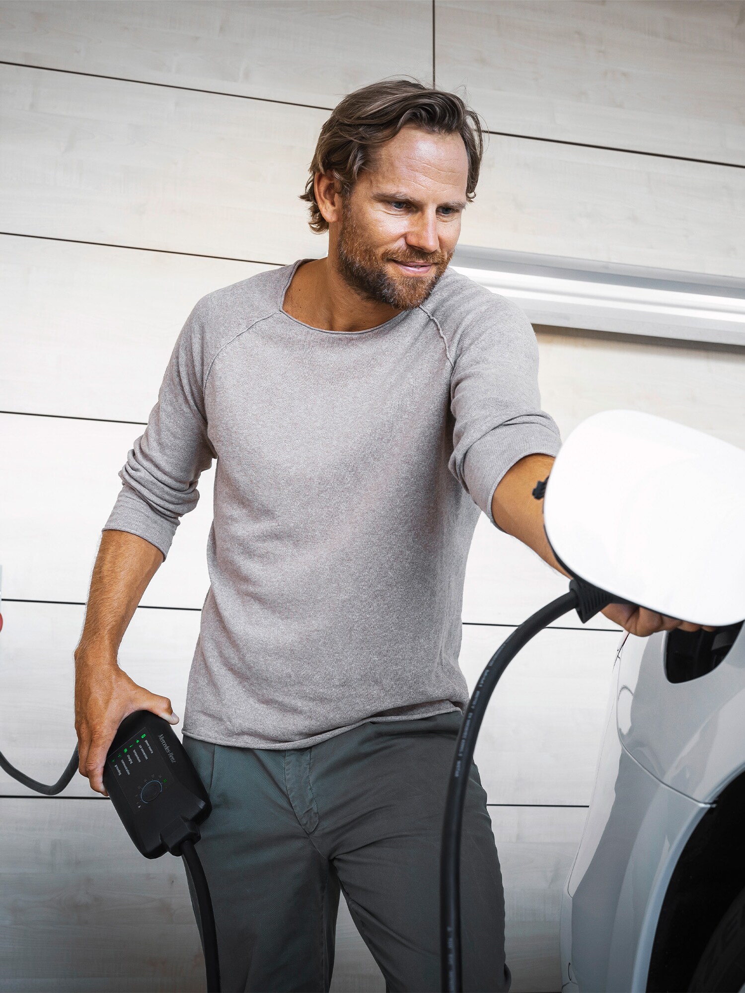 Man sätter in laddaren Flexible pro i sin SUV från Mercedes-Benz.