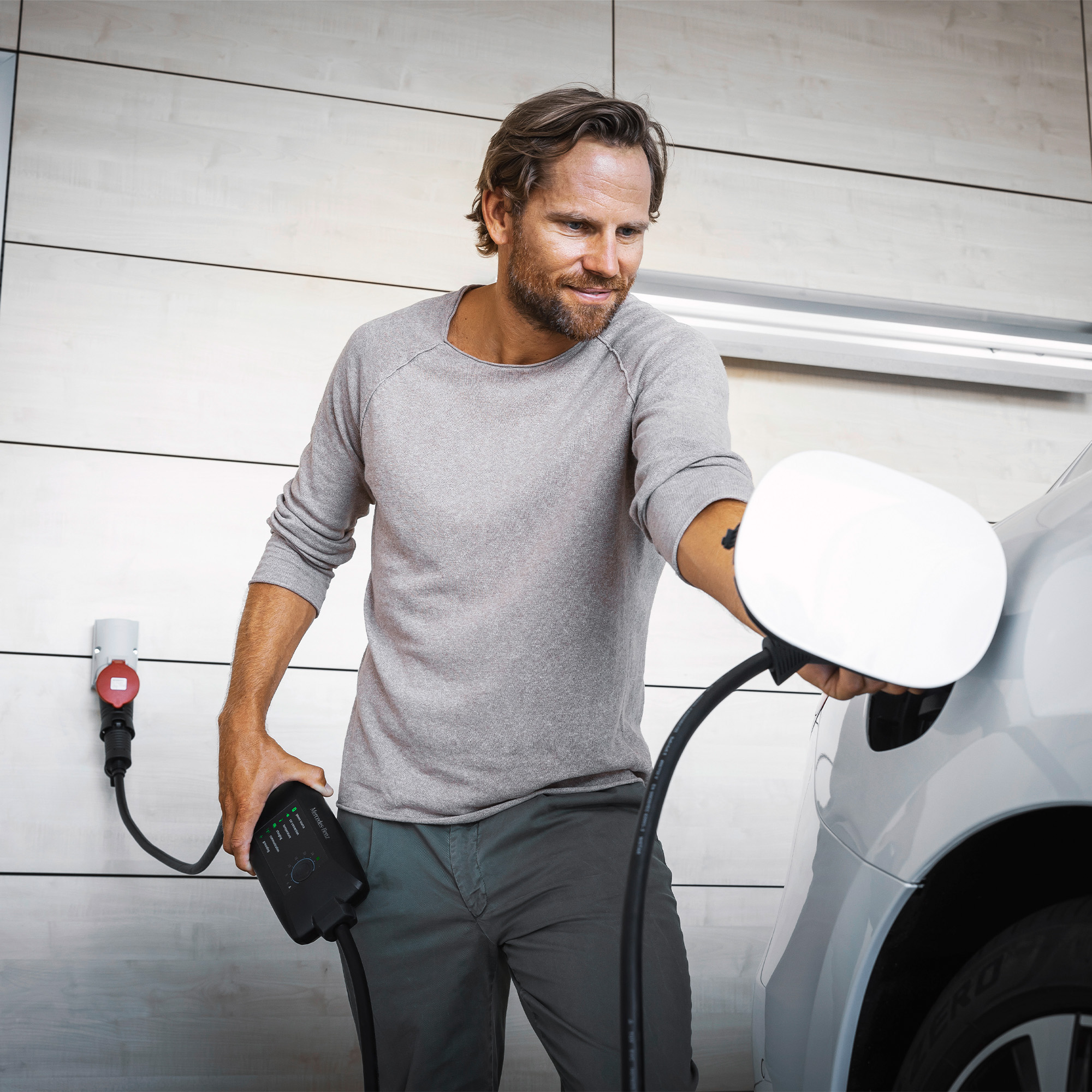 Mercedes-Benz flexible pro | Laddningsutrustning | Mercedes-Benz Man sätter in laddaren Flexible pro i sin SUV från Mercedes-Benz.