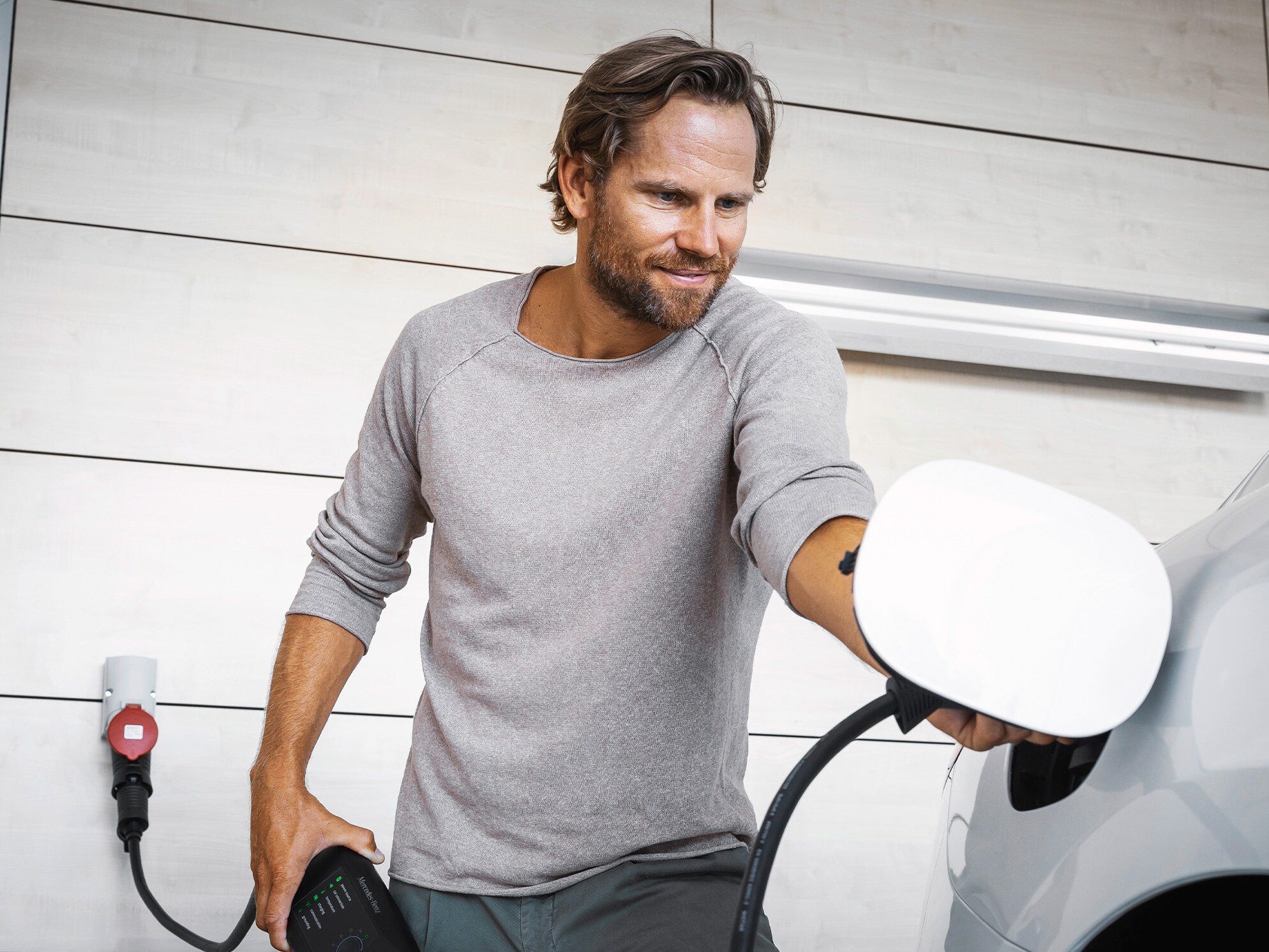 Man sätter in laddaren Flexible pro i sin SUV från Mercedes-Benz.