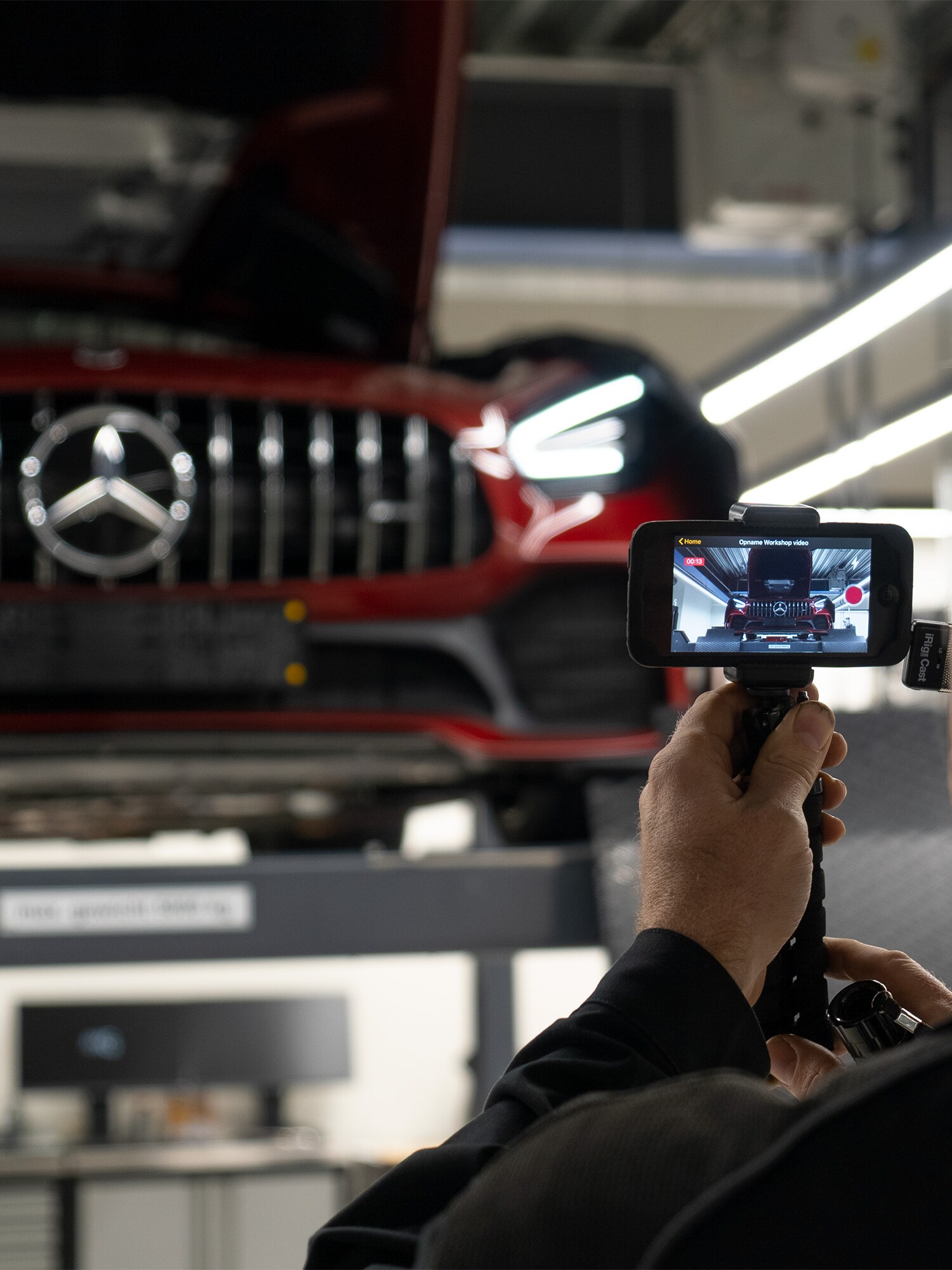 Mercedes-Benz tekniker inspekterar en AMG GT med MB Videocheck