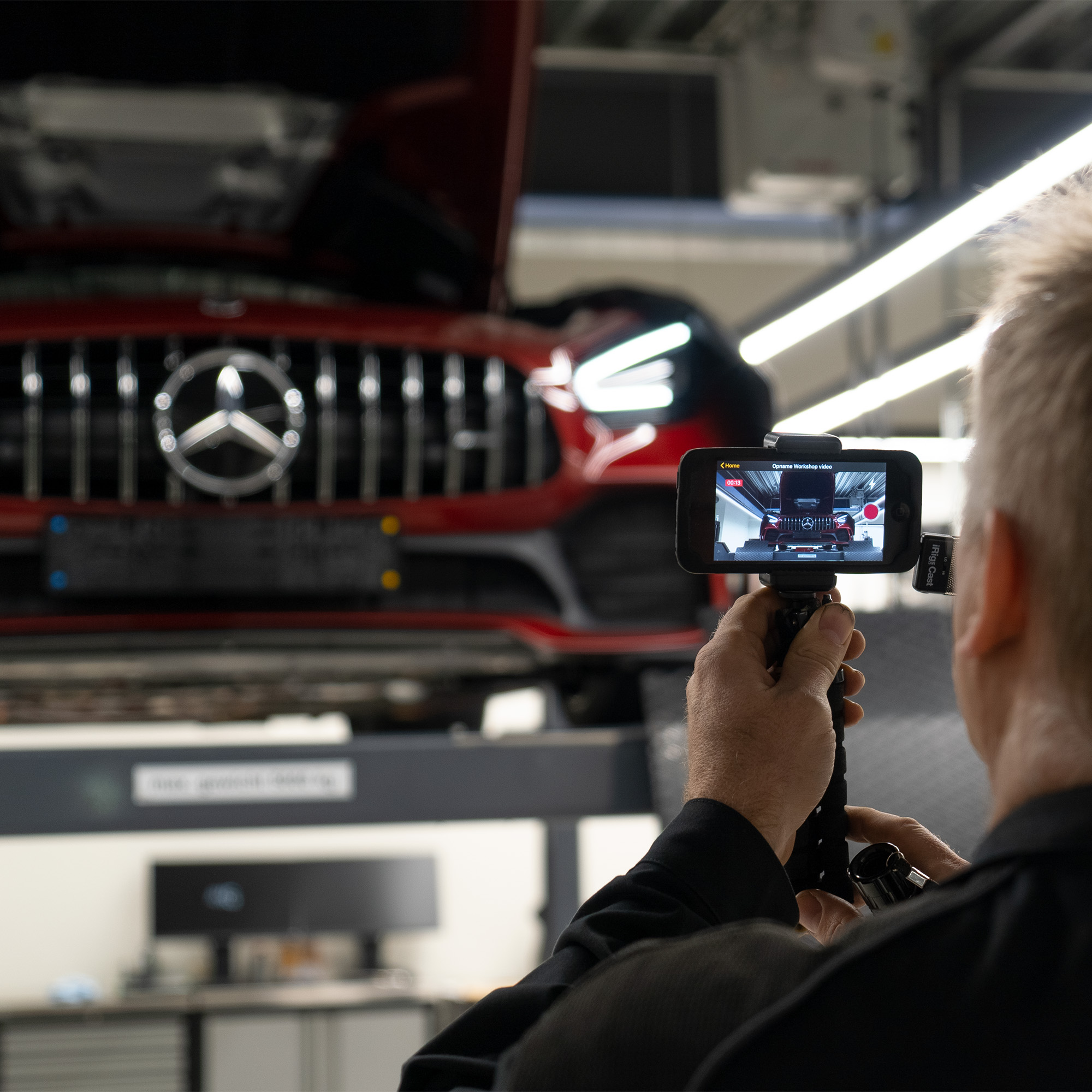 MB Videocheck | Mercedes-Benz Mercedes-Benz tekniker inspekterar en AMG GT med MB Videocheck