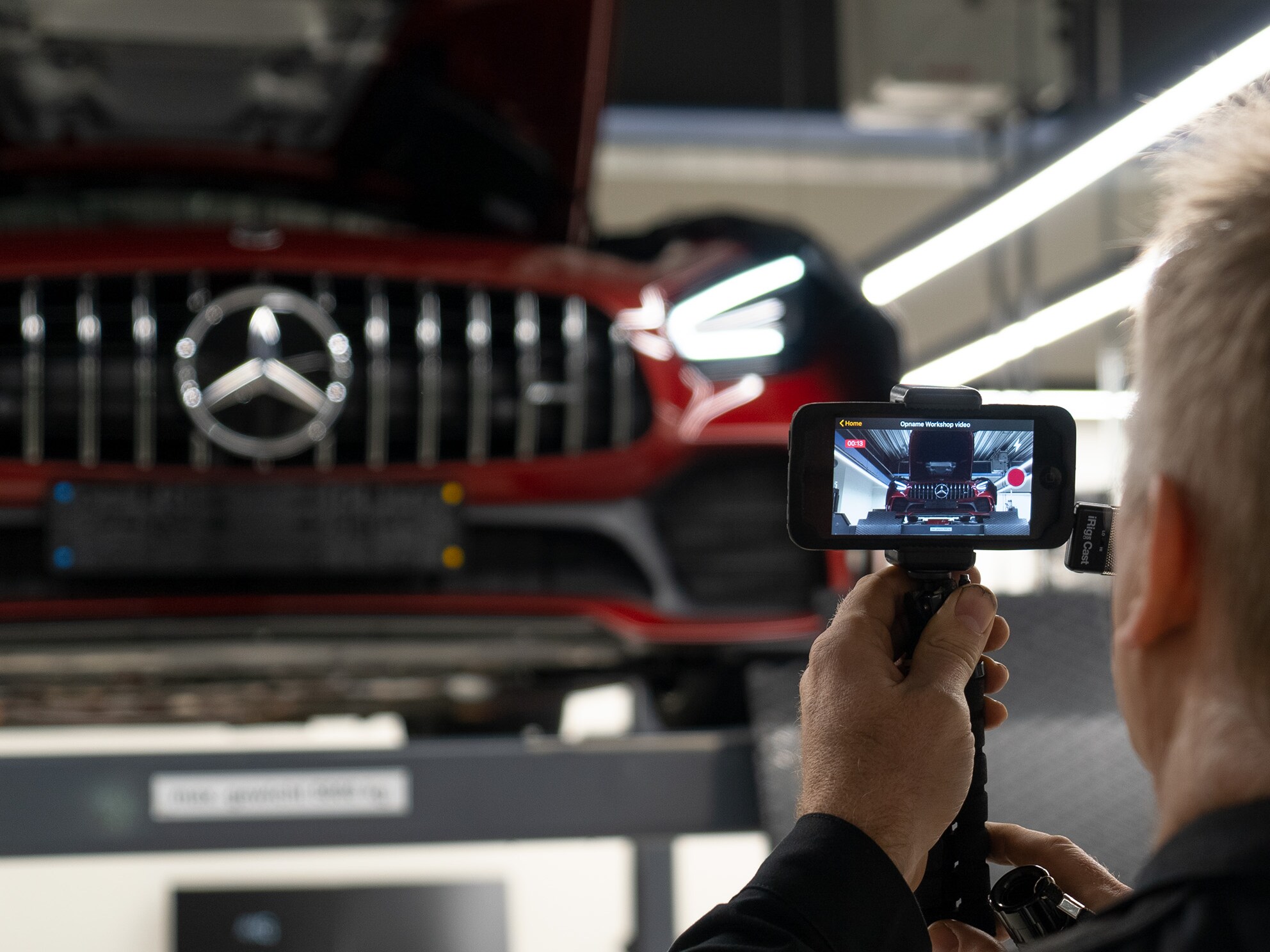 Mercedes-Benz tekniker inspekterar en AMG GT med MB Videocheck