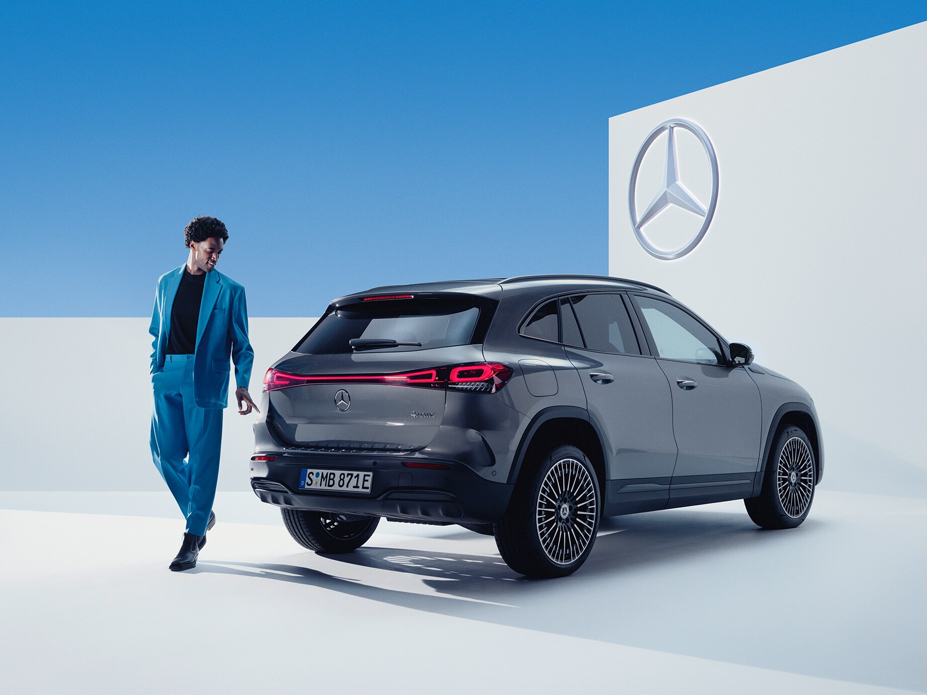 Man går bakom parkerad Mercedes-Benz elbil