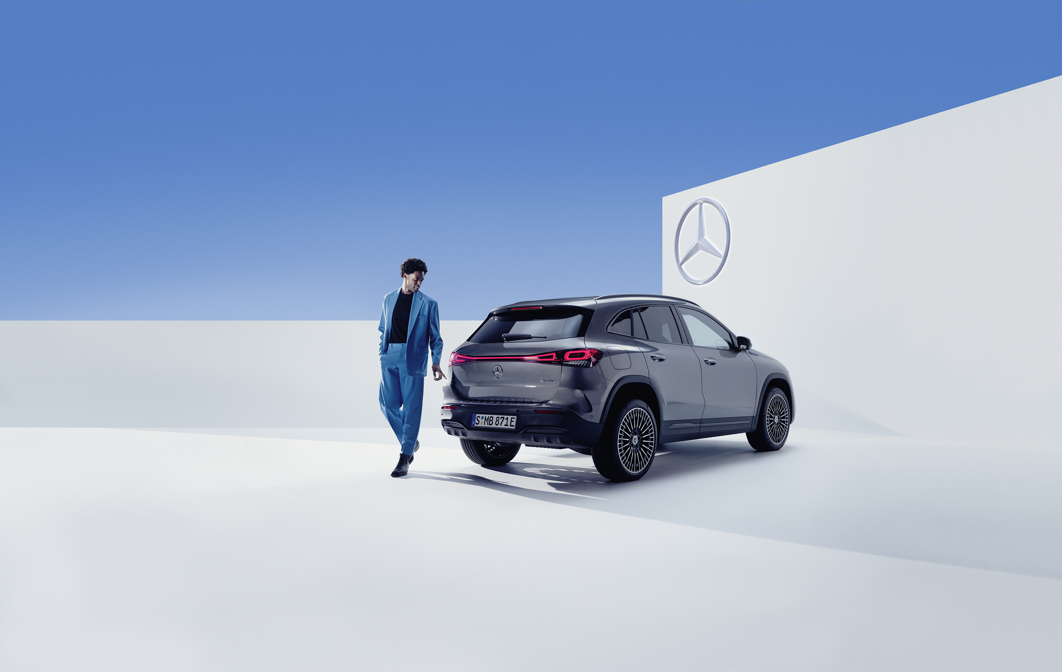 PrivatLeasing | Leasa en elbil | Mercedes-Benz Man går bakom parkerad Mercedes-Benz elbil