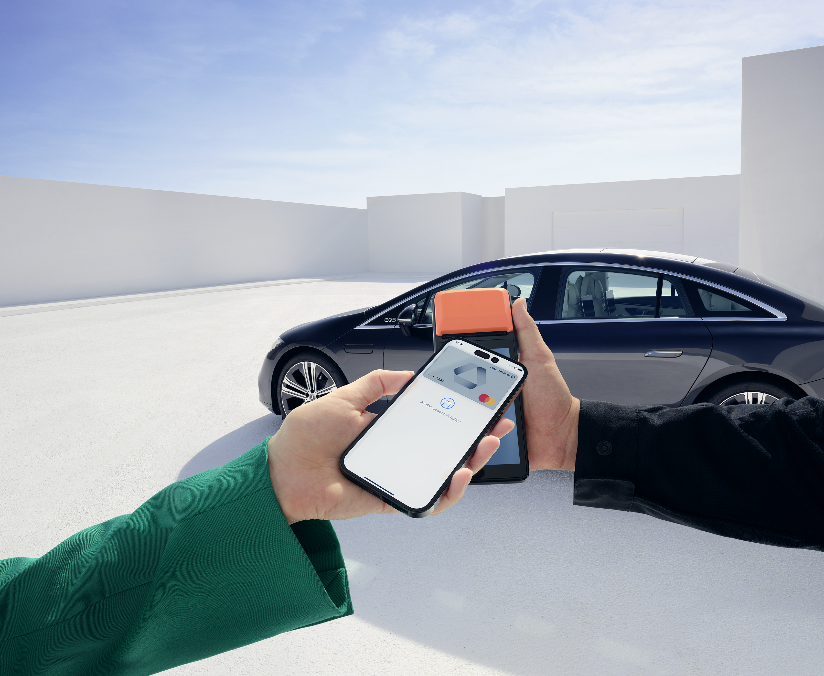 Köpa eller leasa din elbil | Leasa en elbil | Mercedes-Benz Person köper sin nya elektriska Mercedes-Benz