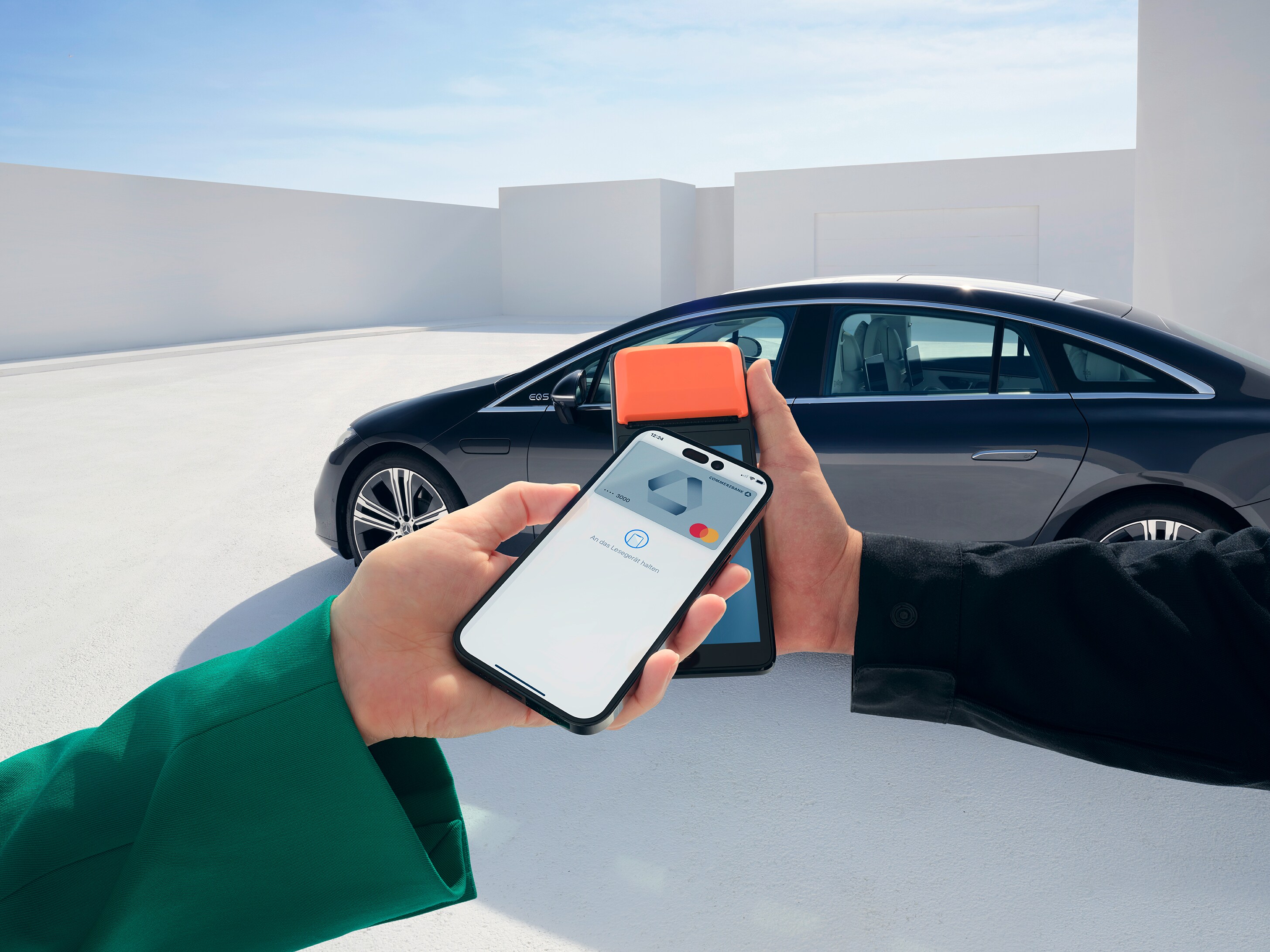 Person köper sin nya elektriska Mercedes-Benz