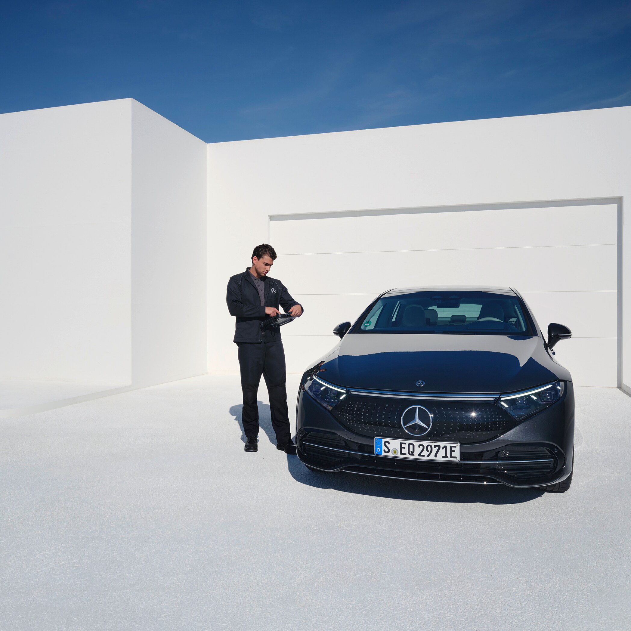 Mercedes-Benz anställd som kontrollerar att allt är i sin ordning
