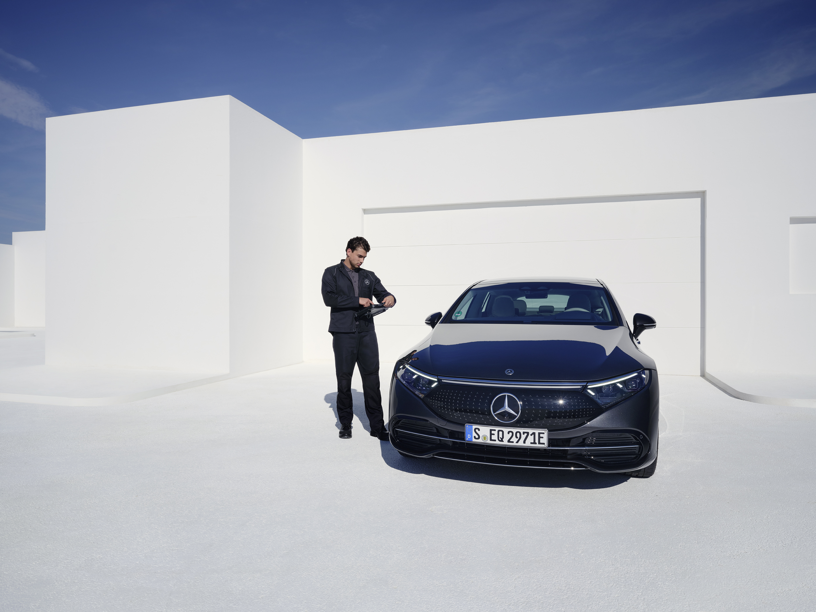 Leasa en elbil | Mercedes-Benz Mercedes-Benz anställd som kontrollerar att allt är i sin ordning