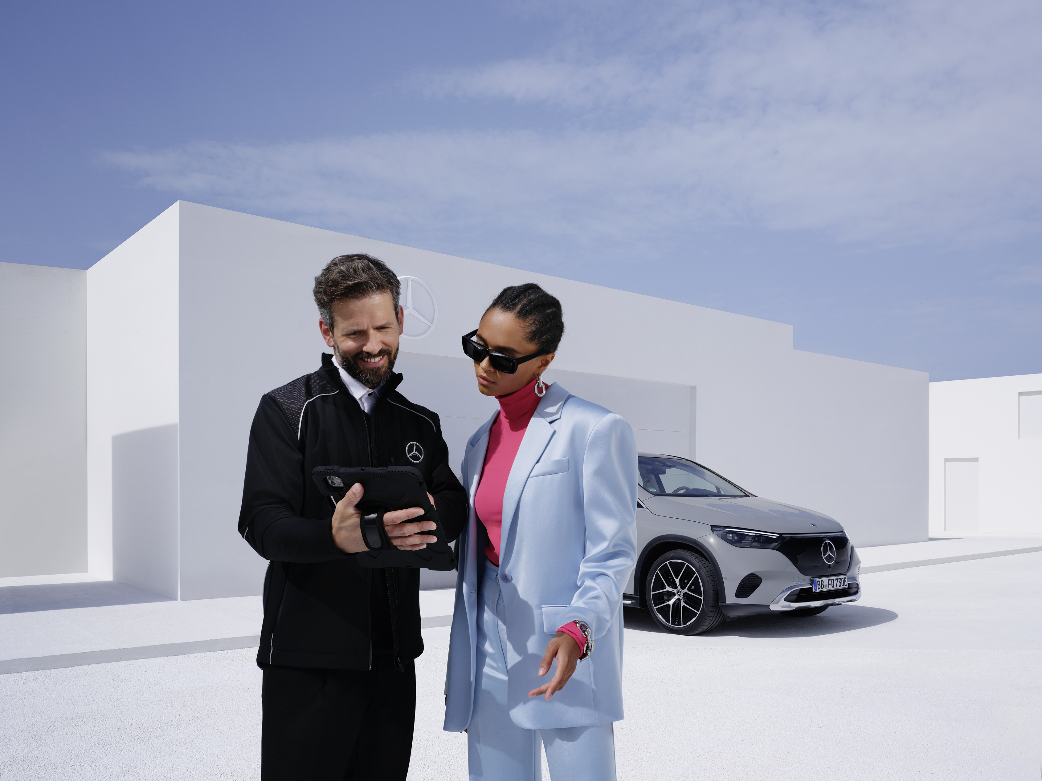 Företagsleasa en elbil | Leasa en elbil | Mercedes-Benz Kvinna pratar med en Mercedes-Benz-anställd om att leasa en elektrisk tjänstebil