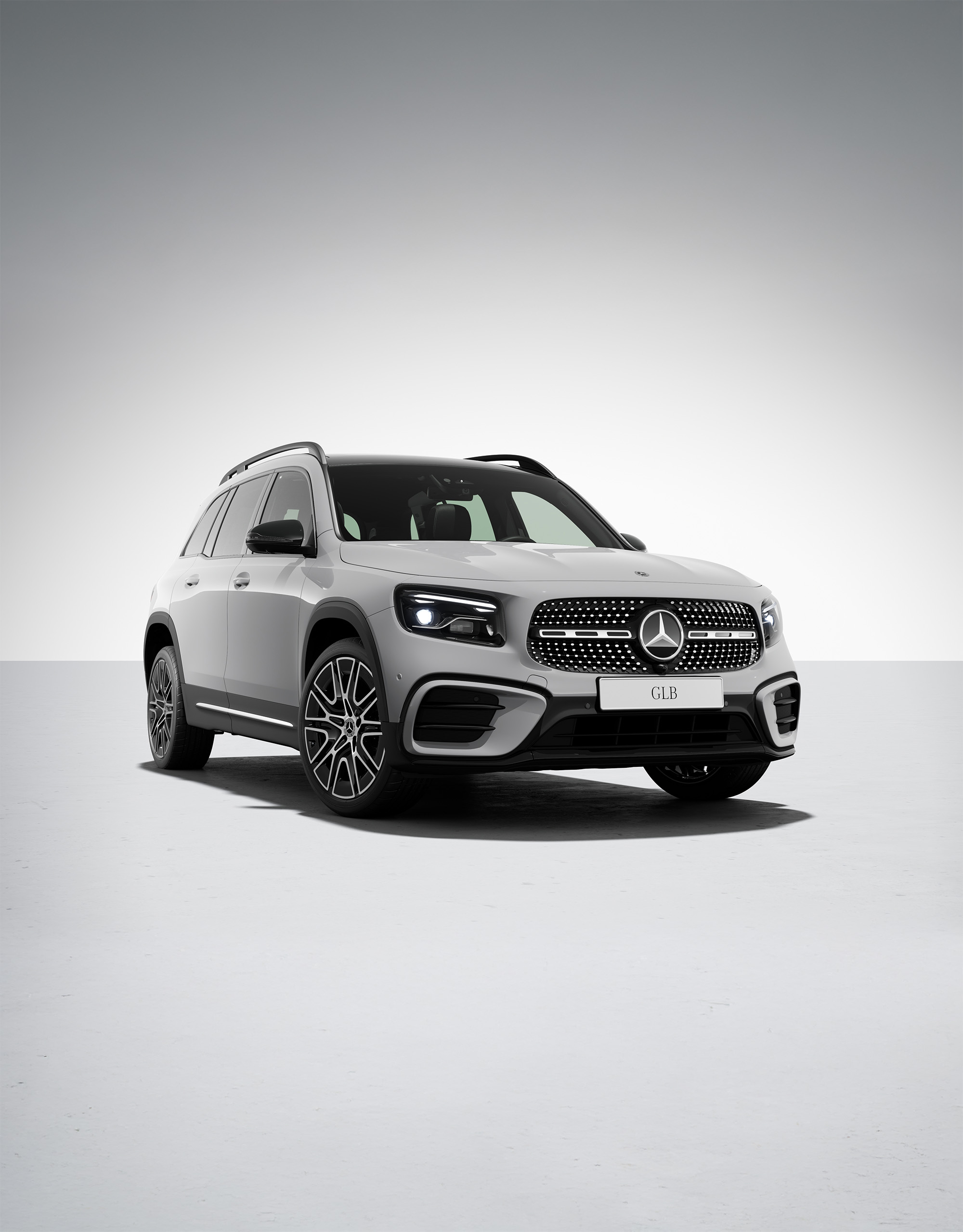 GLB SUV | AMG Night Package | Mercedes-Benz Mercedes-Benz GLB SUV sedd snett framifrån