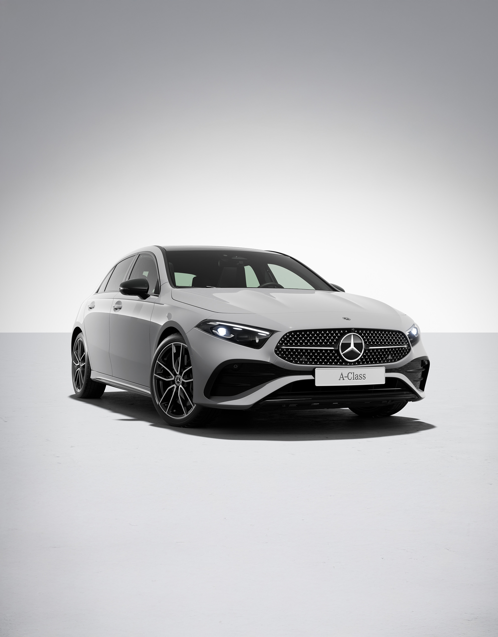 AMG Night Edition | Aktuella erbjudanden och kampanjer | Mercedes-Benz Mercedes-Benz A-Klass Hatchback sedd snett framifrån