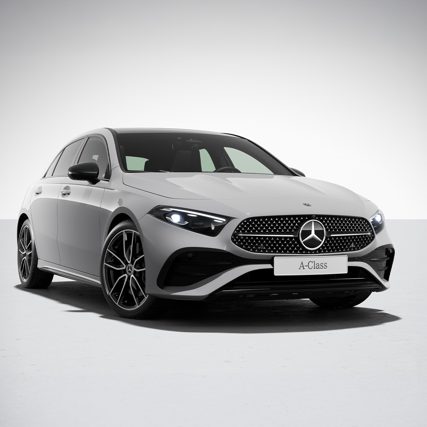Mercedes-Benz A-Klass Halvkombi Night Edition sedd snett framifrån