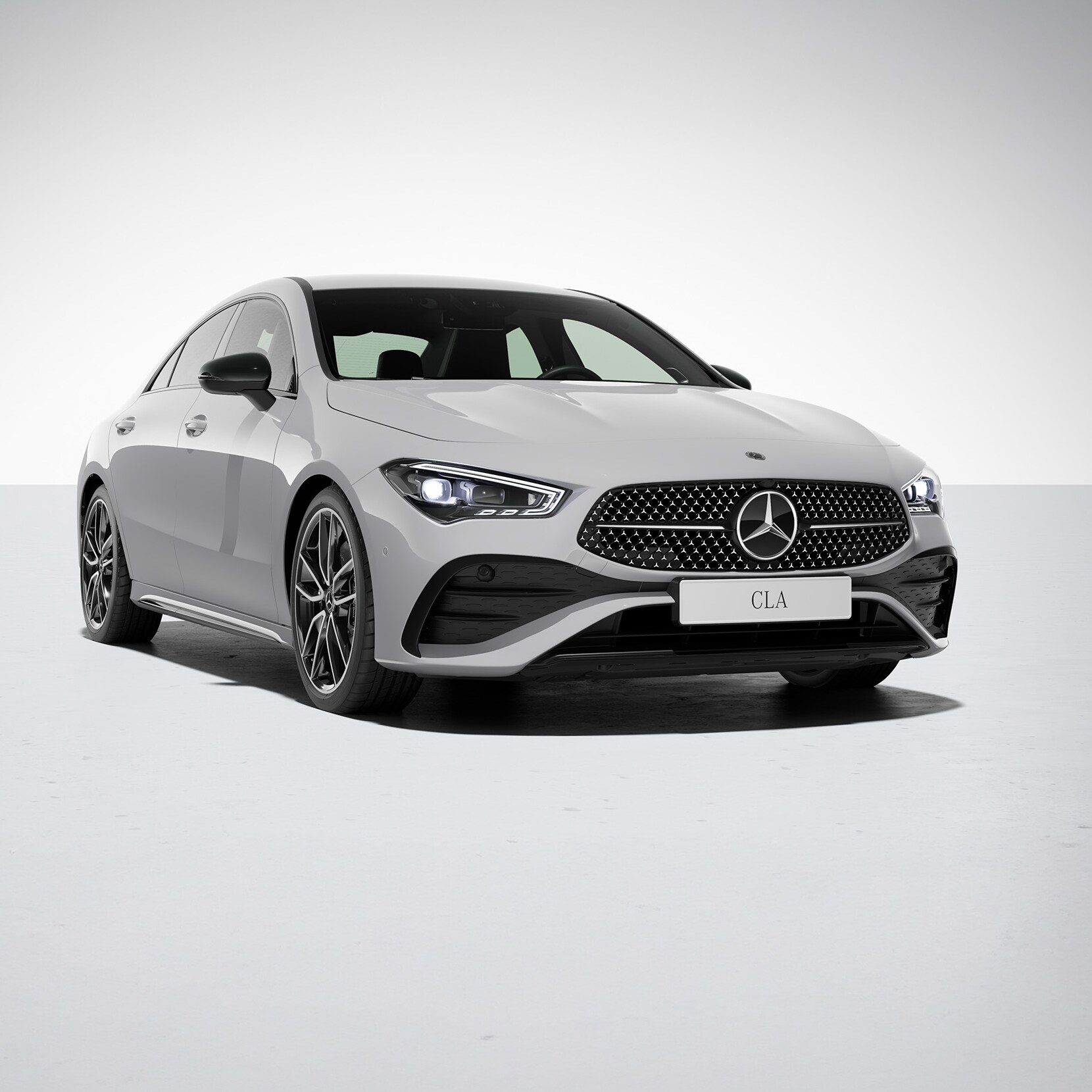 En Mercedes-Benz CLA Coupé i AMG Night Package-utförande, i en studio med ljusgrå bakgrund
