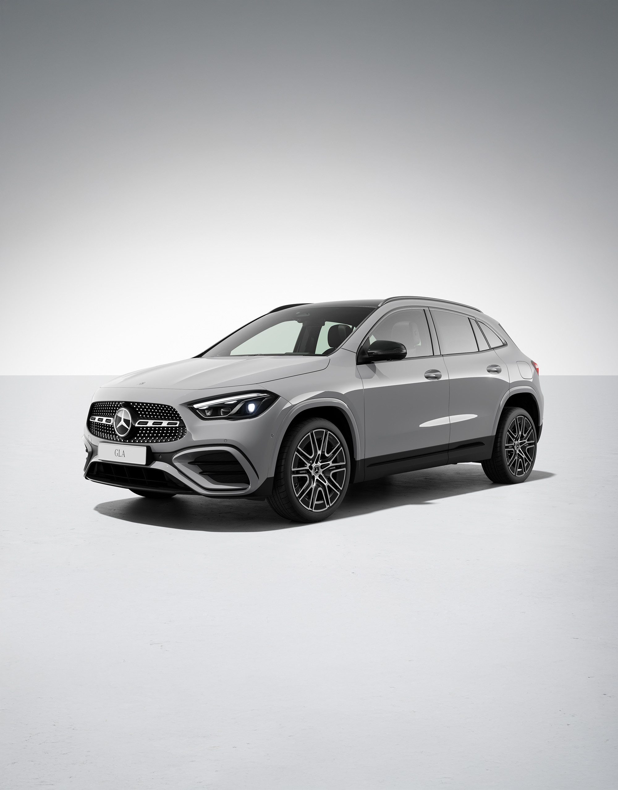 GLA SUV | AMG Night Package | Mercedes-Benz Mercedes-Benz GLA SUV sedd snett framifrån