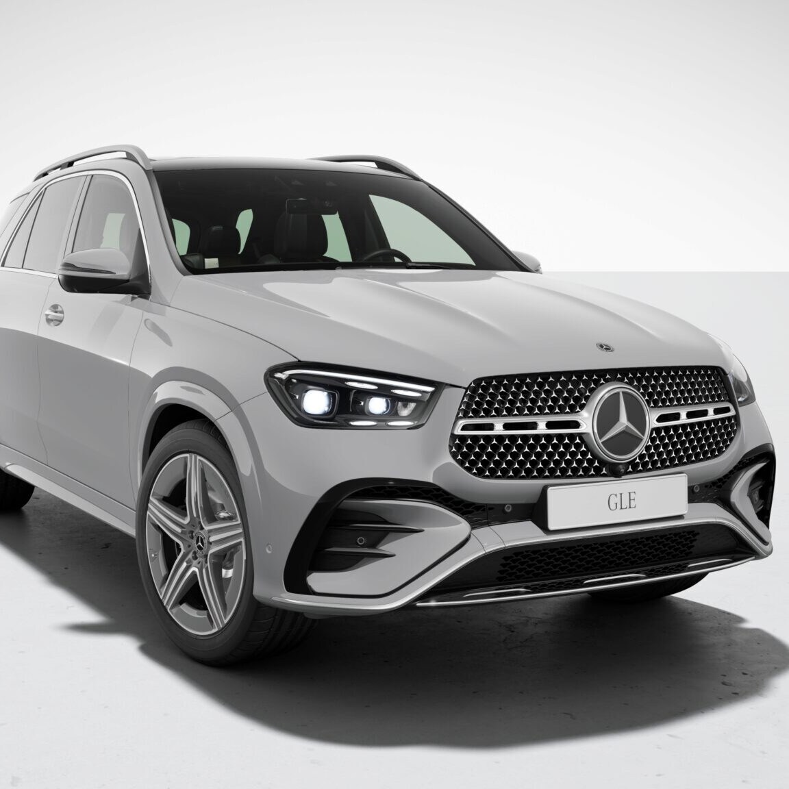 Ljusgrå Mercedes-Benz GLE AMG Line sedd diagonalt framifrån