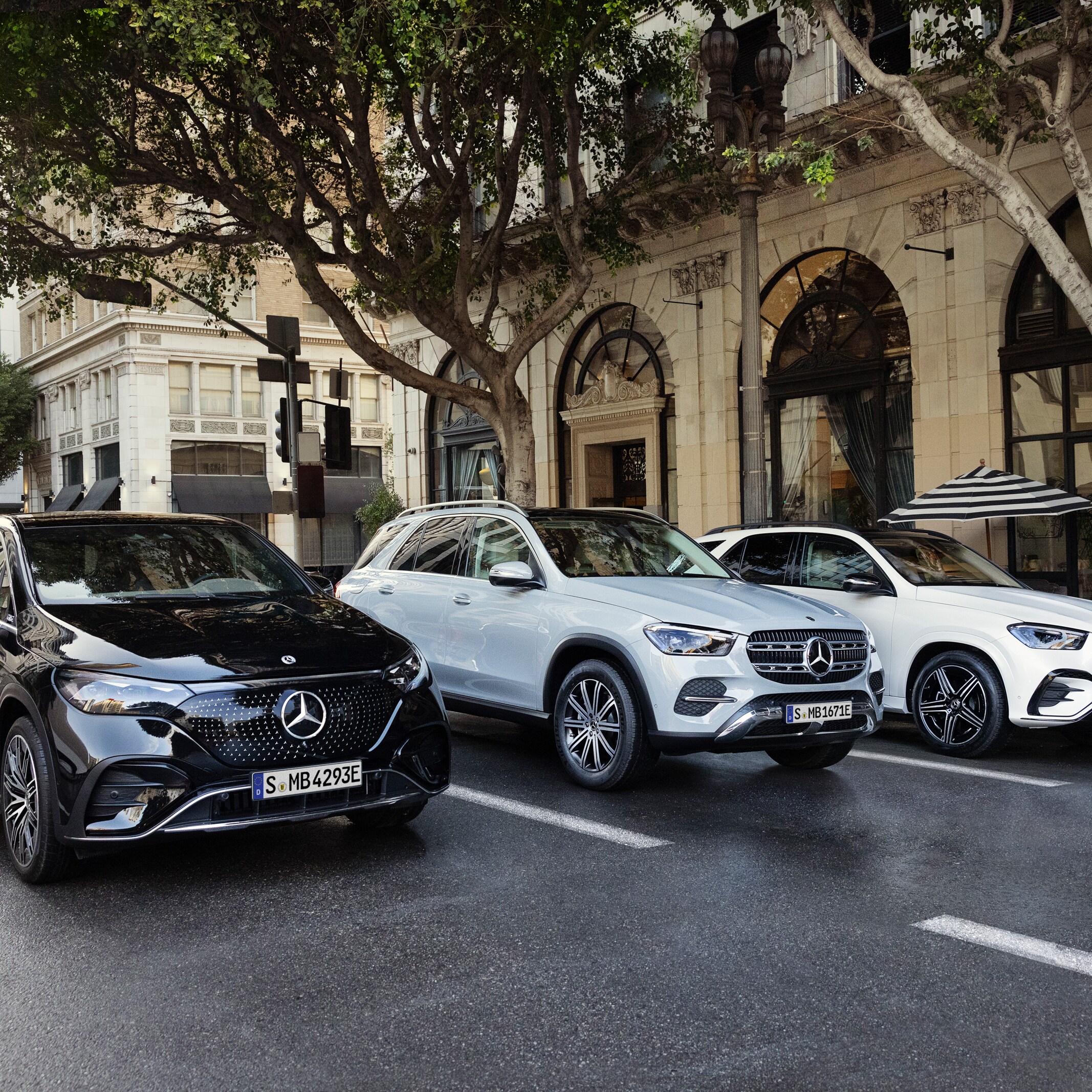 Ett antal Mercedes-Benz bilar bredvid varandra på gatan.