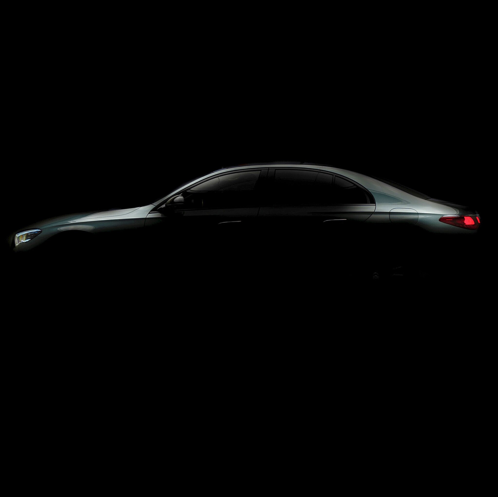 Ljusgrå Mercedes-Benz GLE AMG Line sedd diagonalt framifrån