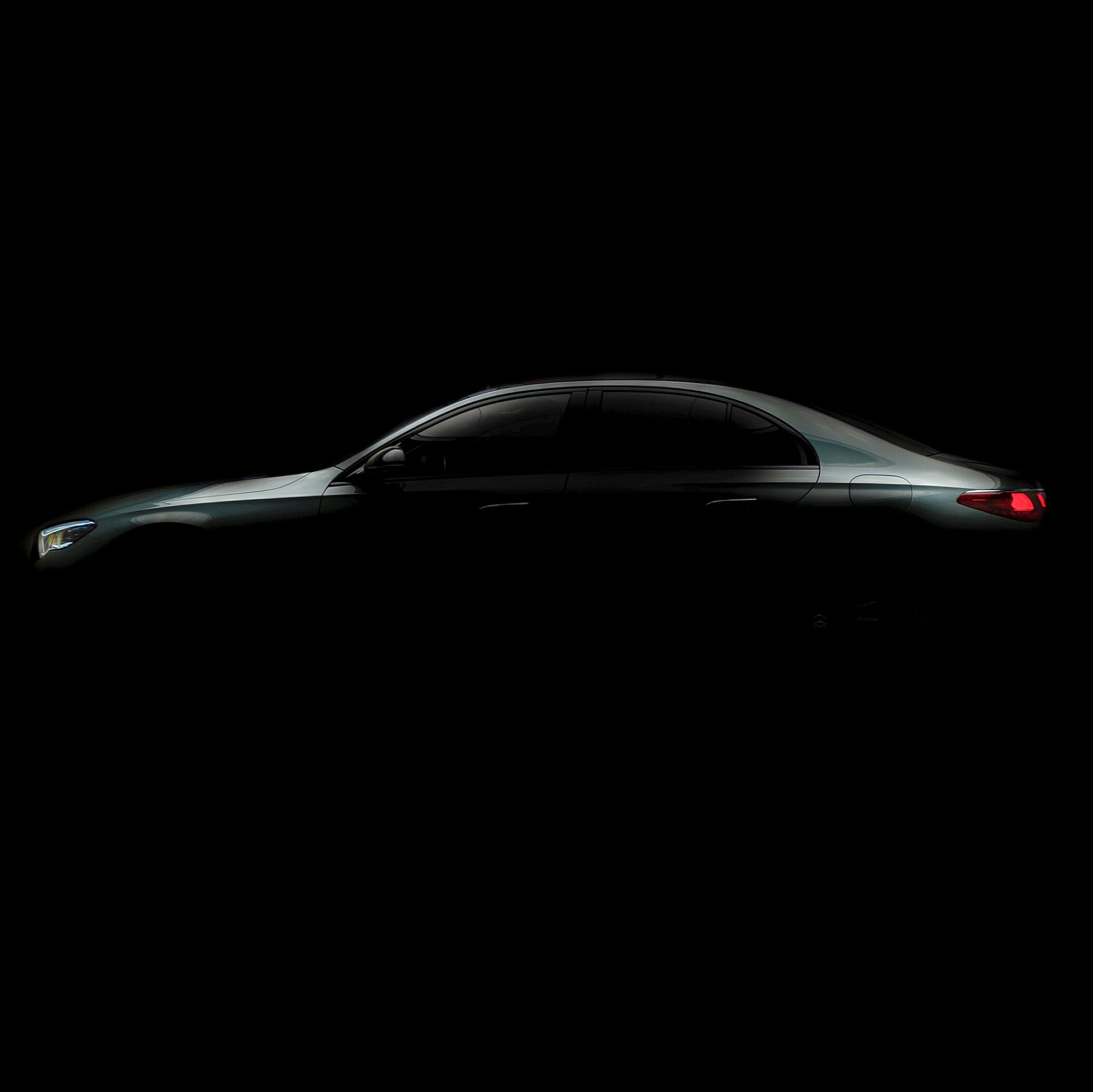 Ljusgrå Mercedes-Benz GLE AMG Line sedd diagonalt framifrån