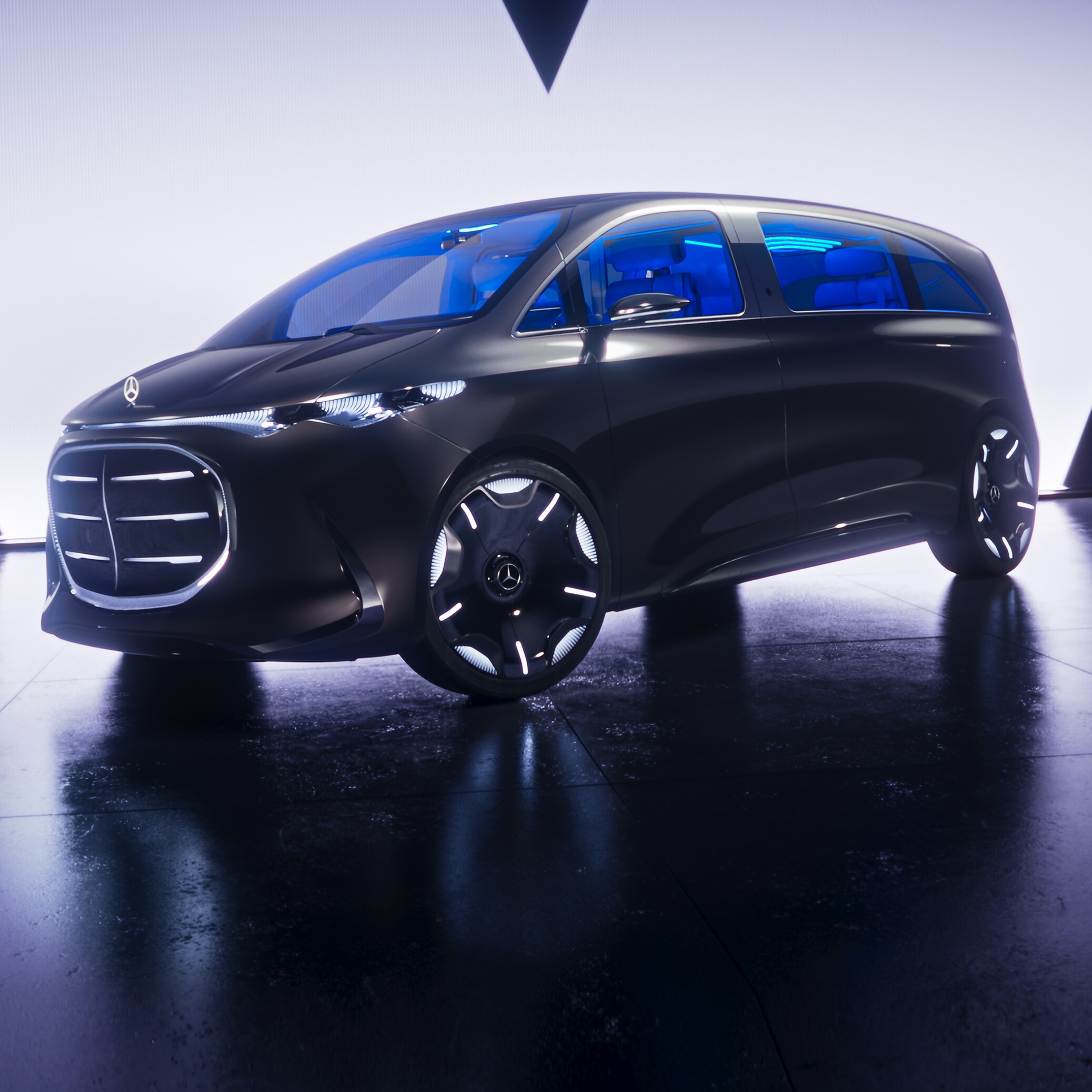 Mercedes-Benz Vision V konceptbil sedd från sidovinkel i dramatisk belysning