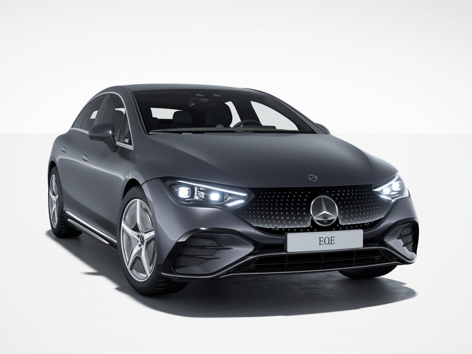 Mercedes-Benz EQE Sedan på blå bakgrund