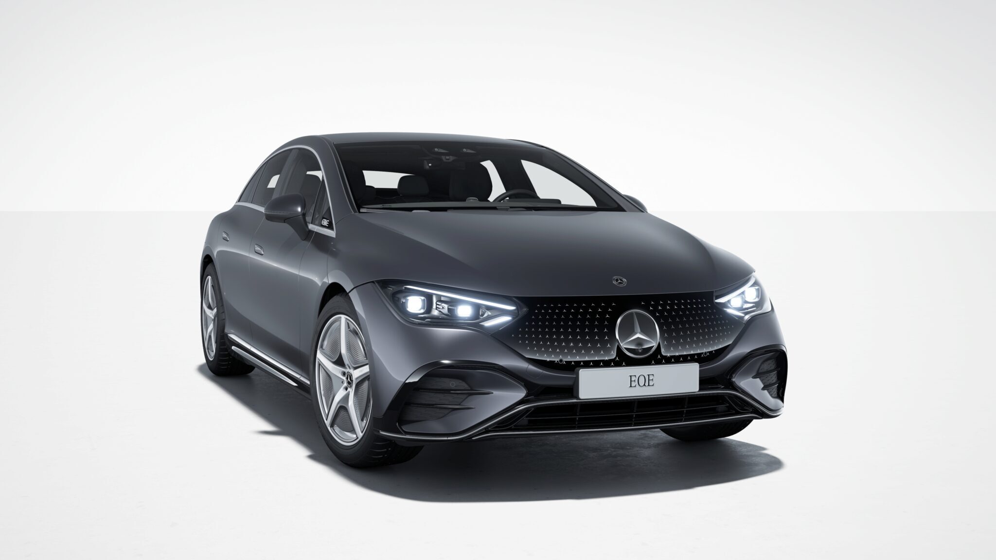 EQE Sedan AMG Night | Laddning ingår | Mercedes-Benz Mercedes-Benz EQE Sedan på blå bakgrund