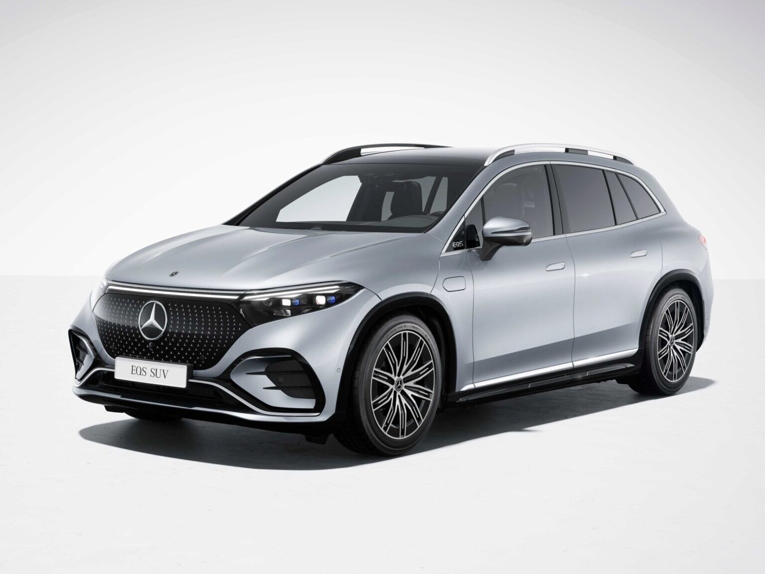 Mercedes-Benz EQS SUV på färgglad bakgrund