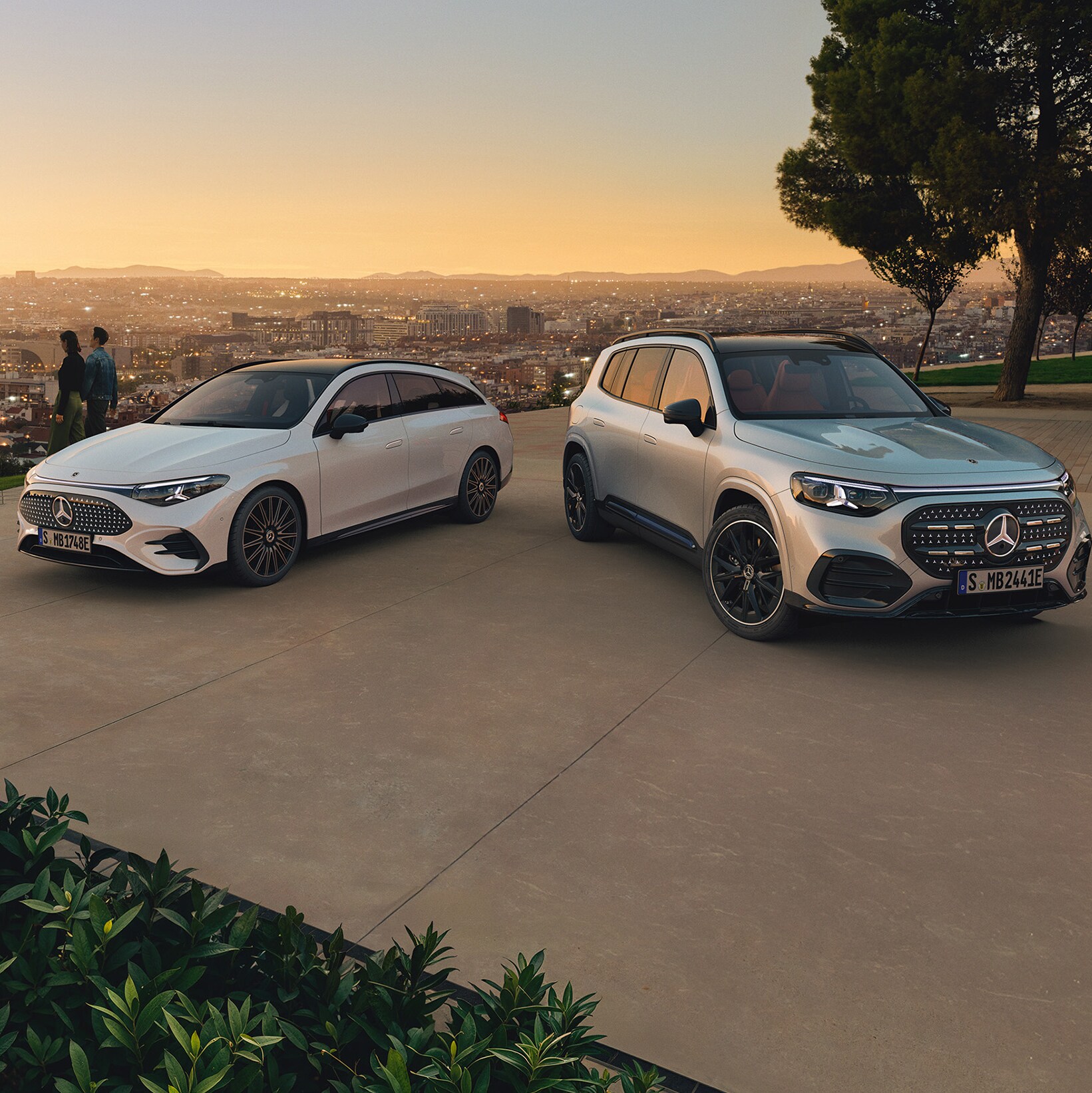 Helelektriska GLB:n och CLA SB från Mercedes-Benz parkerad i solnedgång