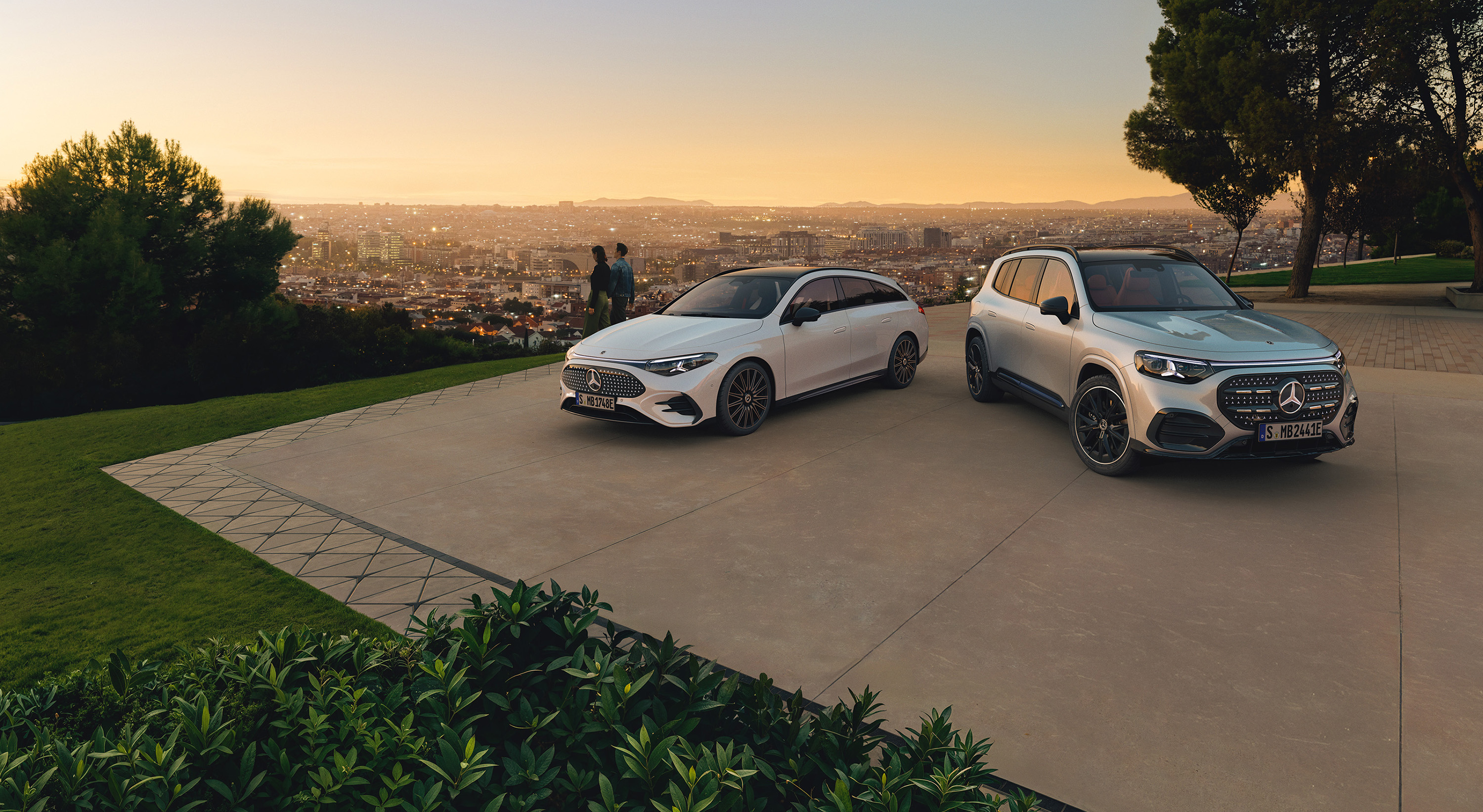 Nya elektriska GLB och CLA Shooting Brake | Online Store Helelektriska GLB och CLA Shooting Brake parkerade i solnedgång