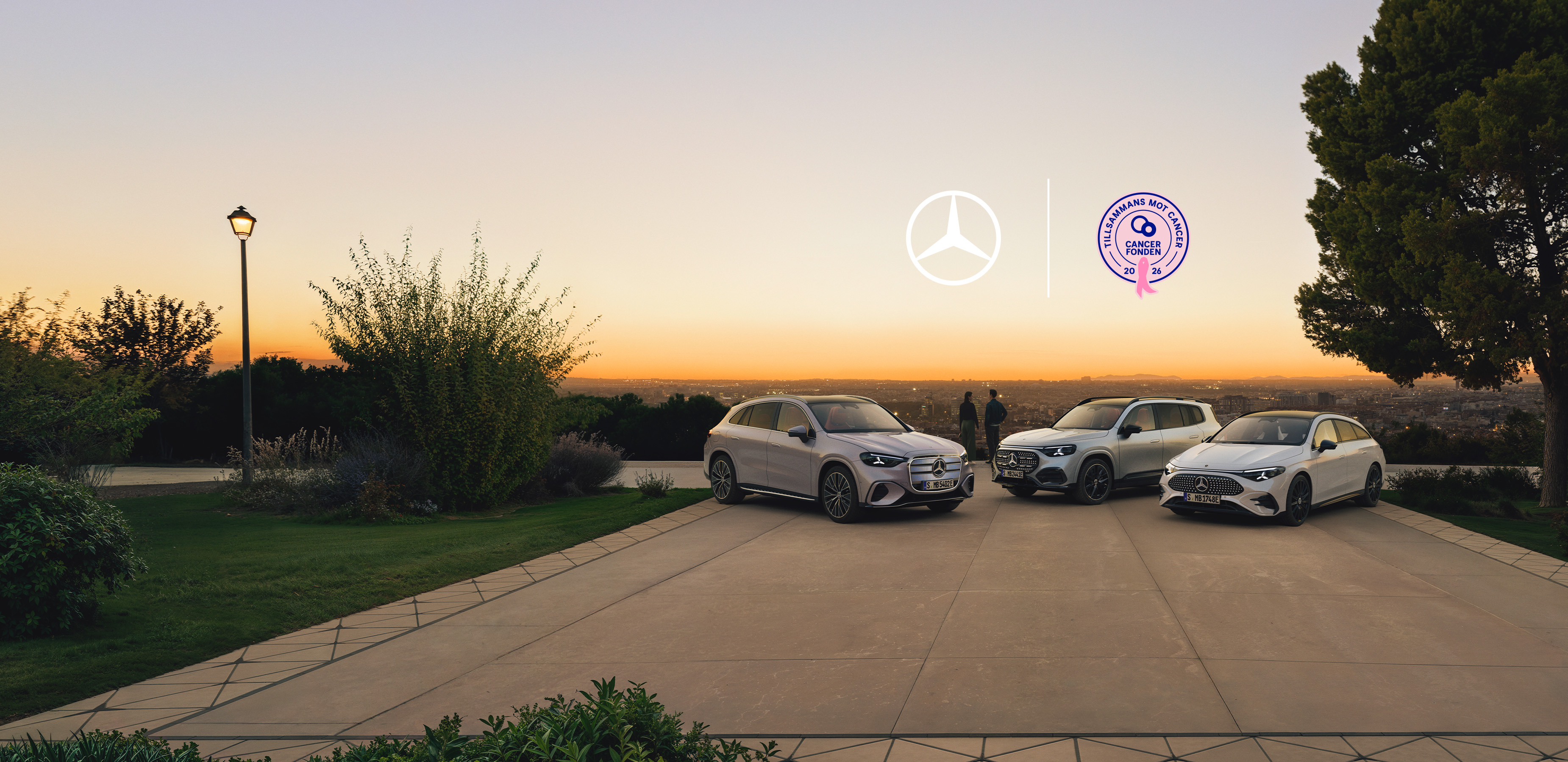 140 år av innovation | Mercedes-Benz Ett urval av elektriska Mercedes-Benz-modeller framför en stor bro.