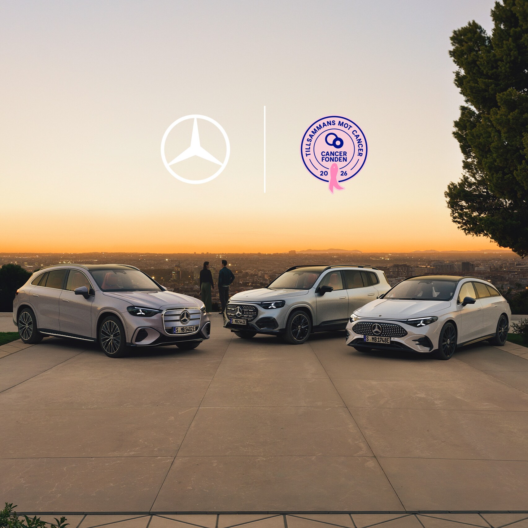 Ett urval av Mercedes-Benz-modeller på en kulle med solnedgång i bakgrunden.
