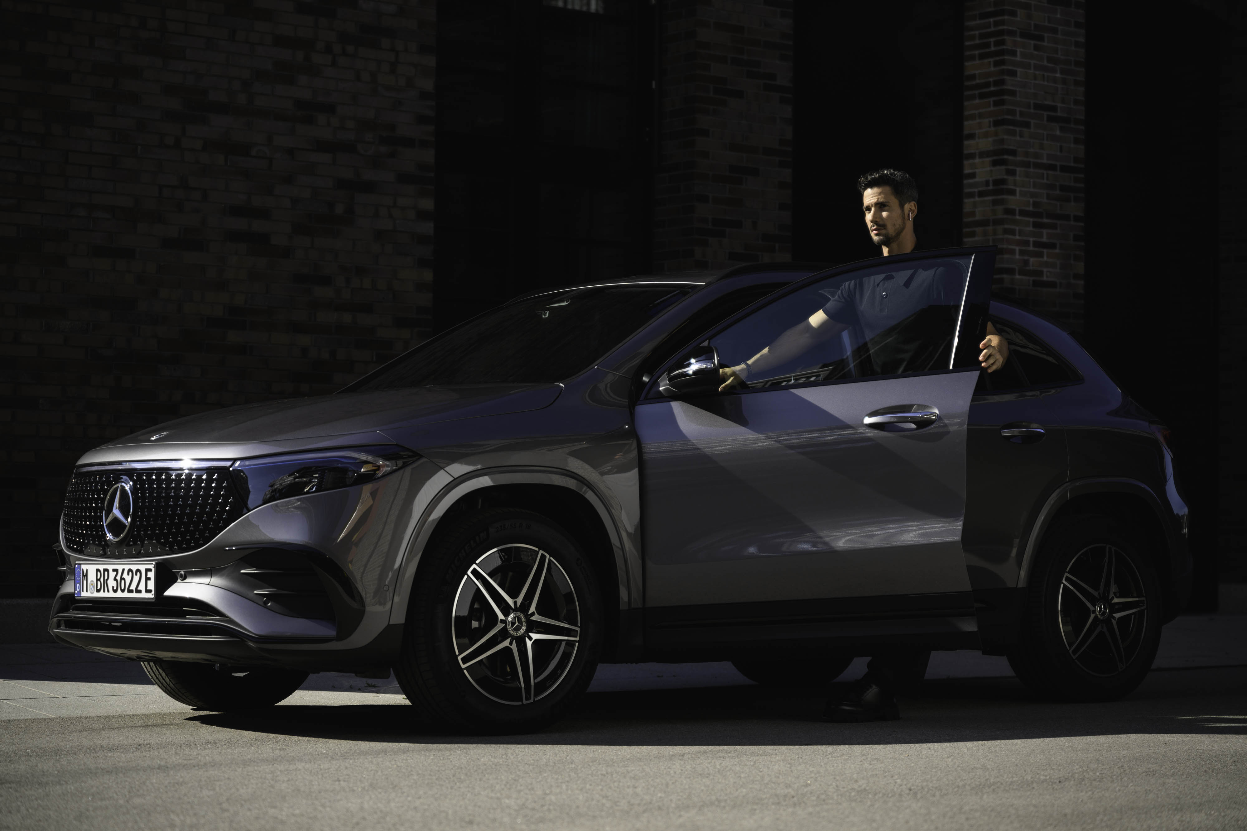 Information till befintliga kunder hos Mercedes-Benz Finans Sverige Man öppnar dörren till en parkerad Mercedes-Benz.