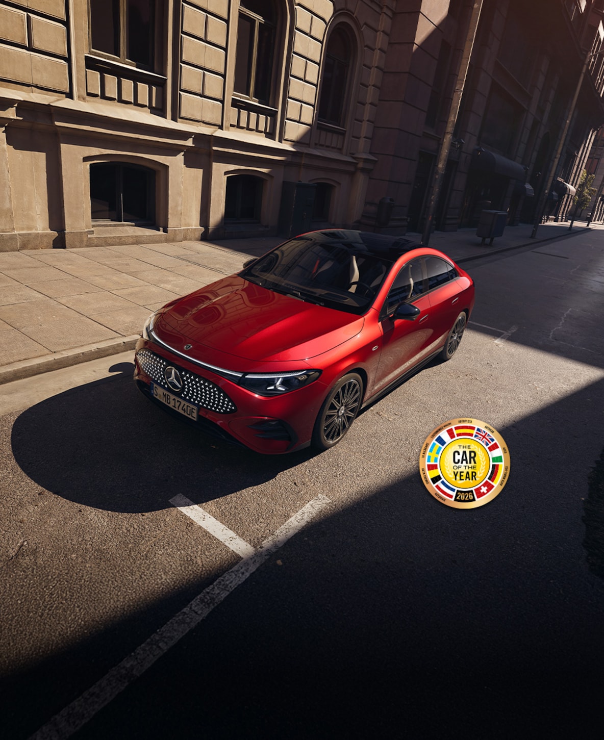 Sidovy av Mercedes-Benz CLA C174 vid en laddningsstation.